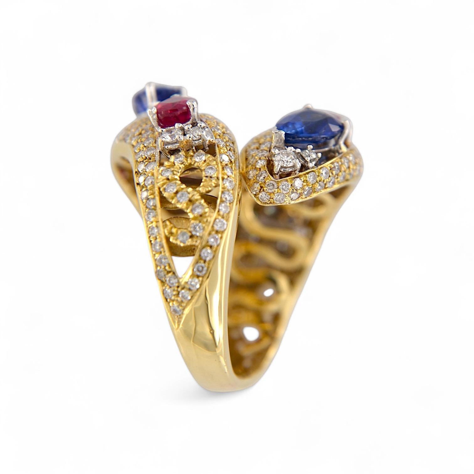 Cette exquise bague Contrarié, fabriquée à la main en or jaune 18 carats selon la technique traditionnelle de la cire perdue, représente l'élégance de la haute joaillerie. Les pierres centrales comprennent trois rubis taillés en goutte d'eau pour un