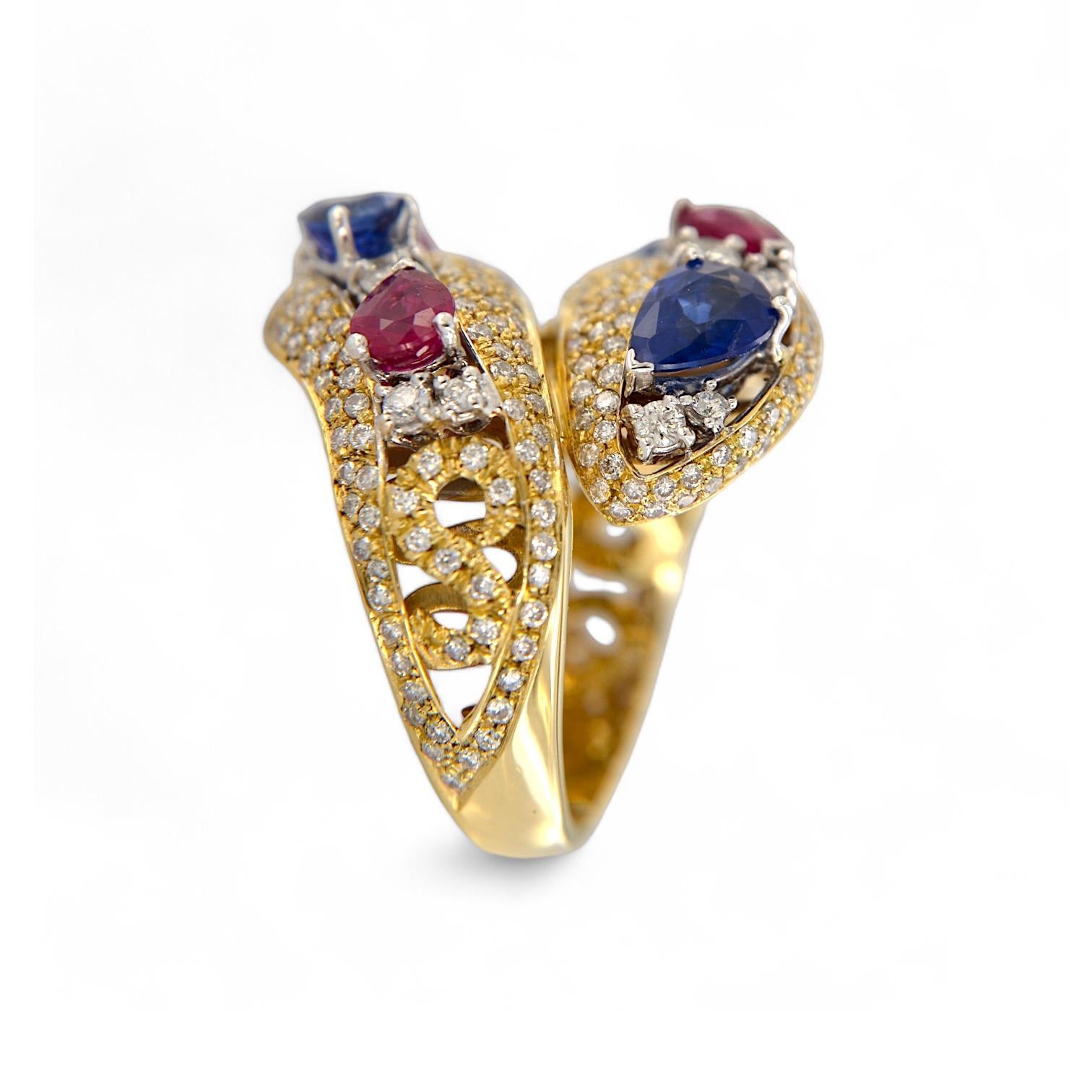 Pear Cut Bague Contrarié en or jaune 18kt avec rubis, saphirs et diamants, faite à la main en vente