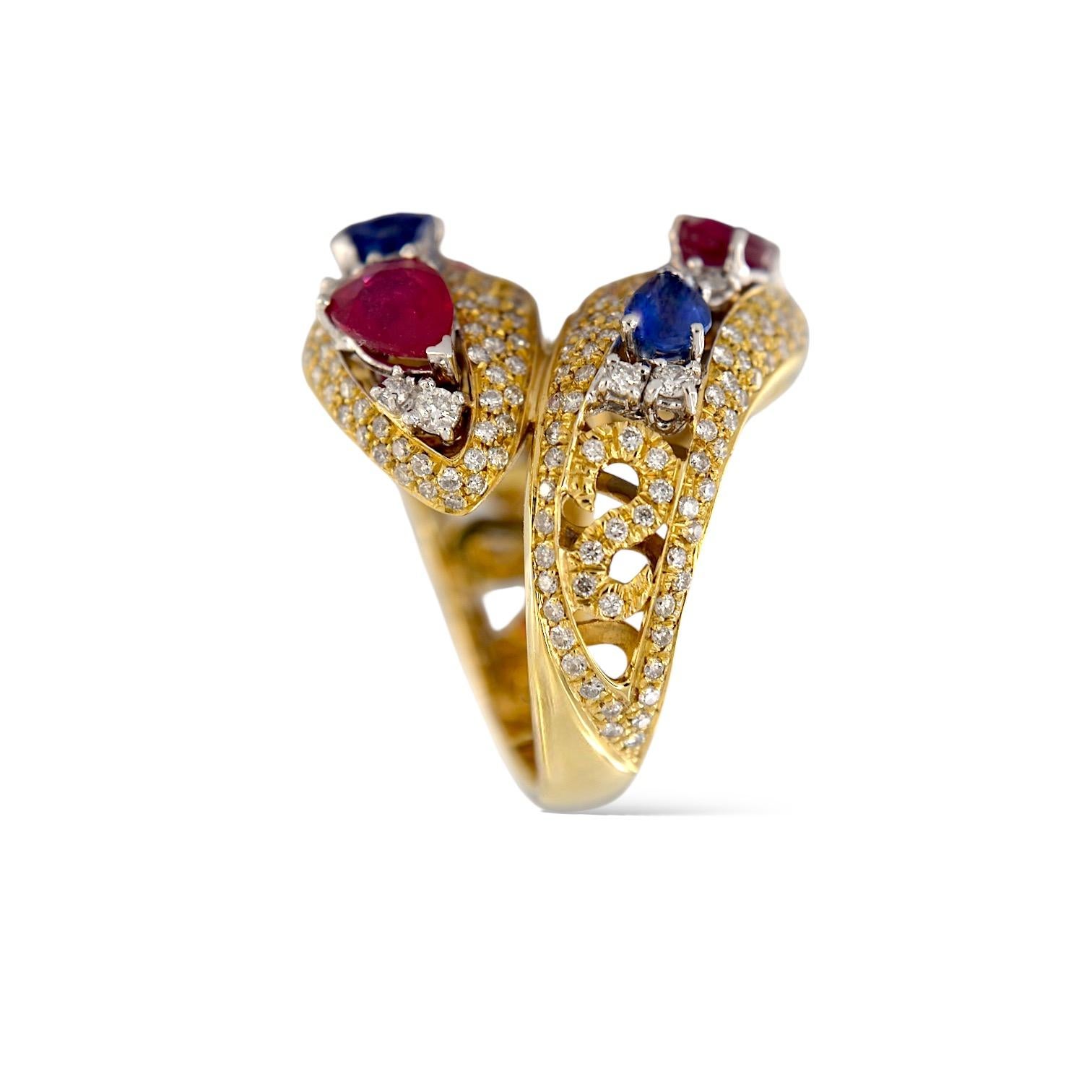 Bague Contrarié en or jaune 18kt avec rubis, saphirs et diamants, faite à la main Neuf - En vente à Vittoria, IT