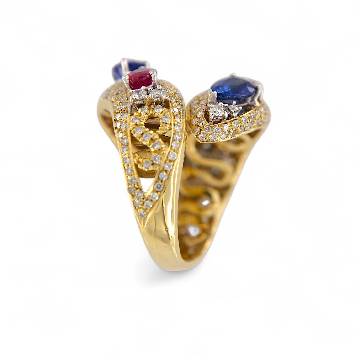 Bague Contrarié en or jaune 18kt avec rubis, saphirs et diamants, faite à la main Pour femmes en vente