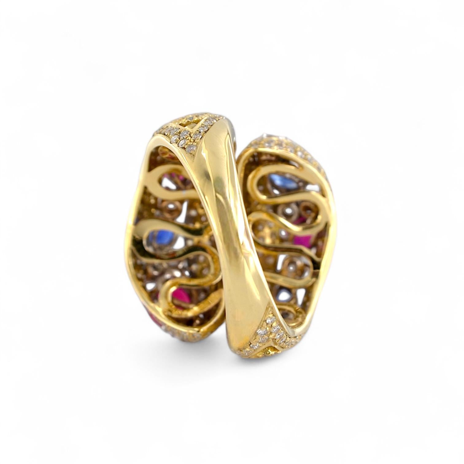 Bague Contrarié en or jaune 18kt avec rubis, saphirs et diamants, faite à la main en vente 2