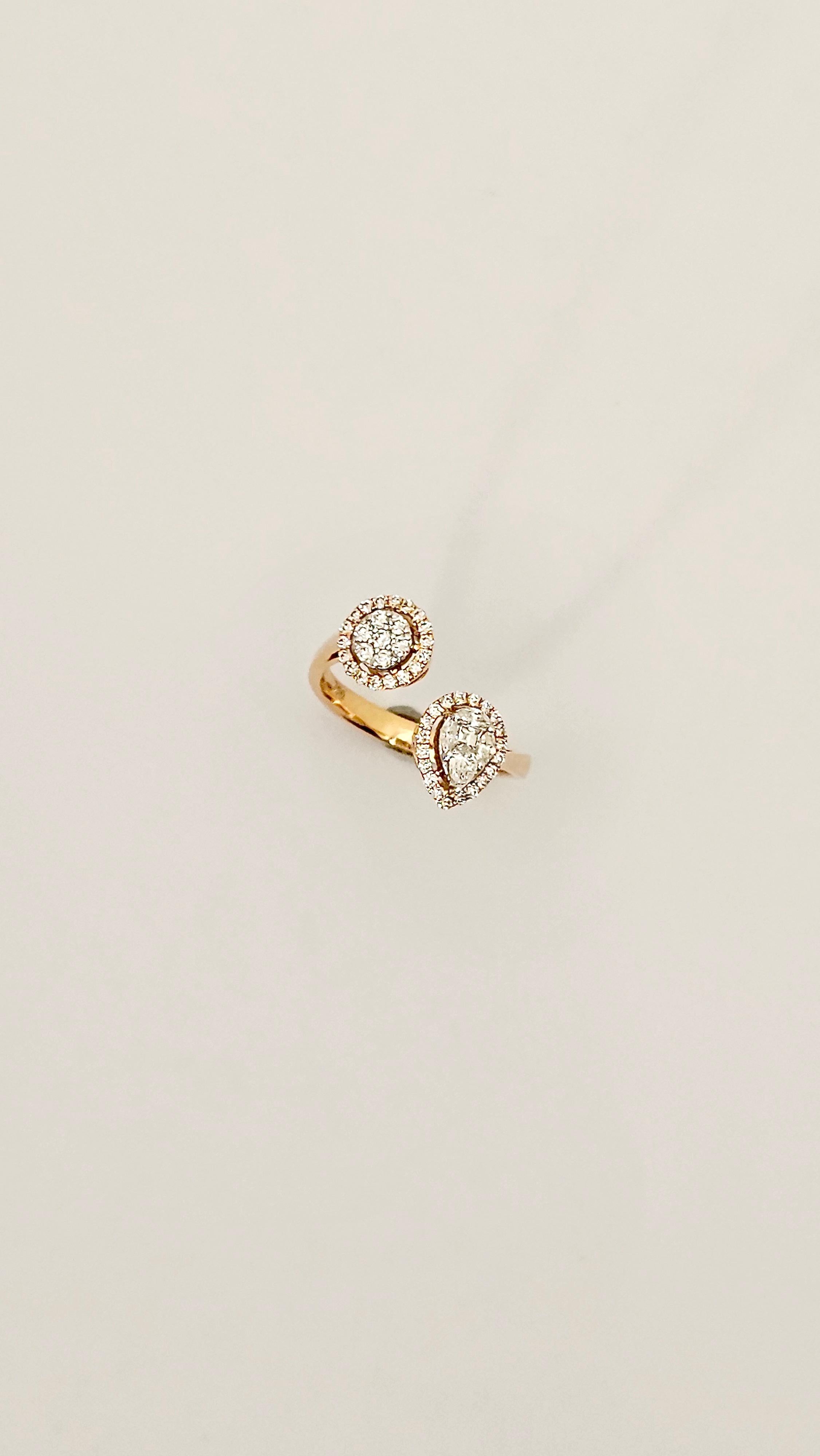 Ein spezieller Gegenring ist aus 18 Karat Roségold gefertigt.
Der mittlere Teil ist offen und hat zwei Motive, rund und tropfenförmig.
Das runde Ende besteht aus einem runden Brillanten, der von weiteren runden Brillanten eingerahmt wird.
Das