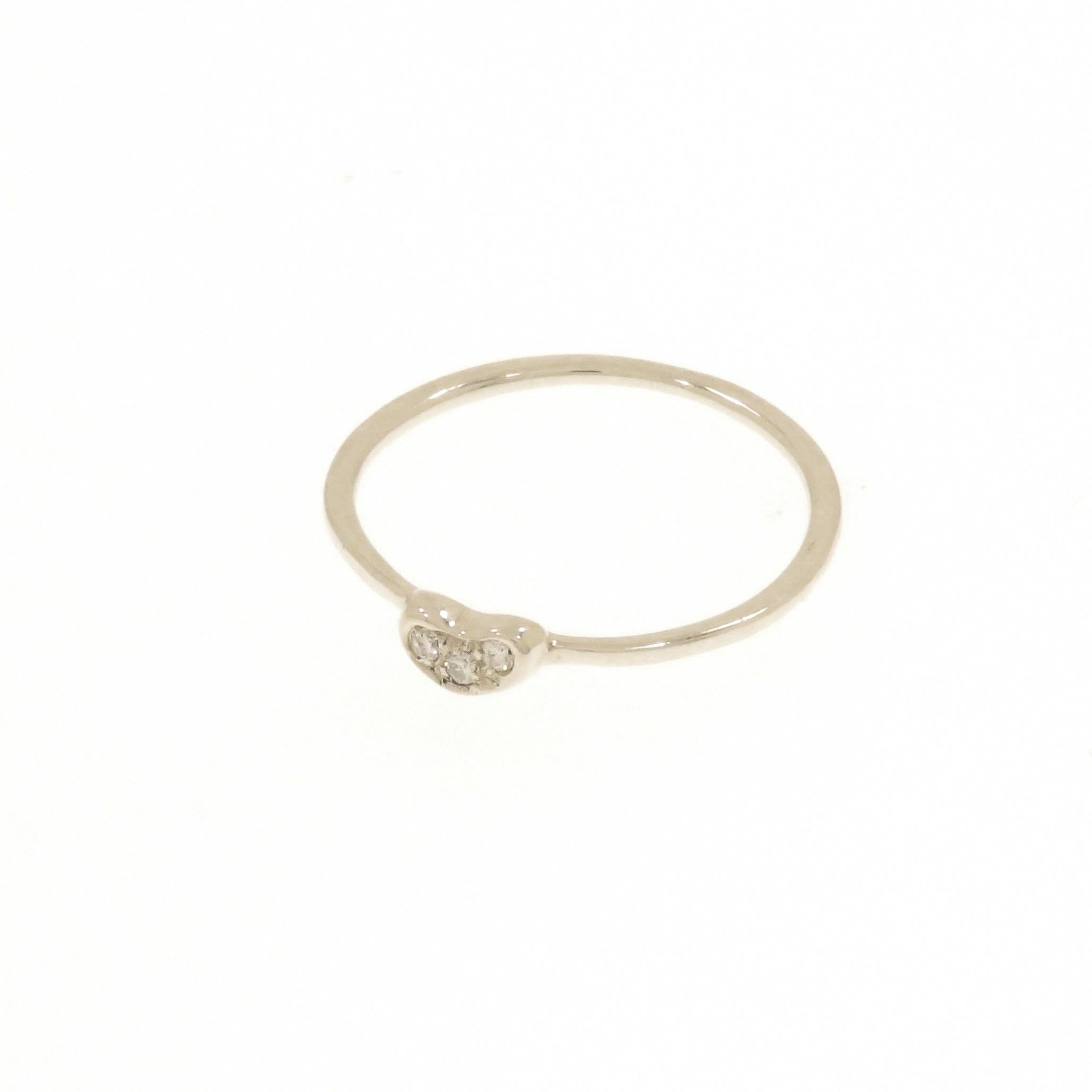 Contemporary Anello cuore in oro bianco 9k con diamanti For Sale