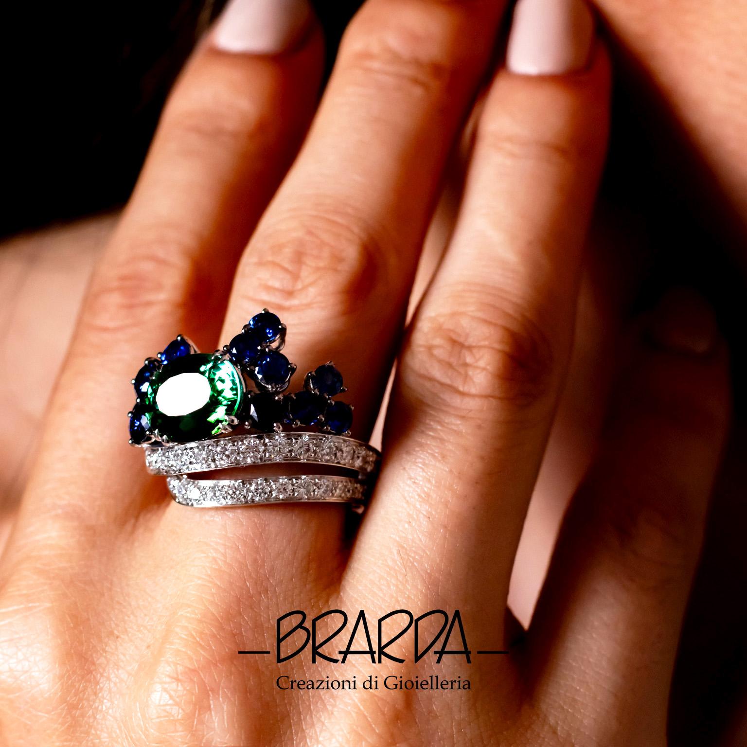 Bague cocktail créée pour se démarquer, modelée en forme de poire, elle oppose deux rangs géométriques et ordonnés entièrement sertis de diamants naturels ronds de taille brillant (couleur F+, pureté Vs pour un poids total de 0,84ct) avec une partie