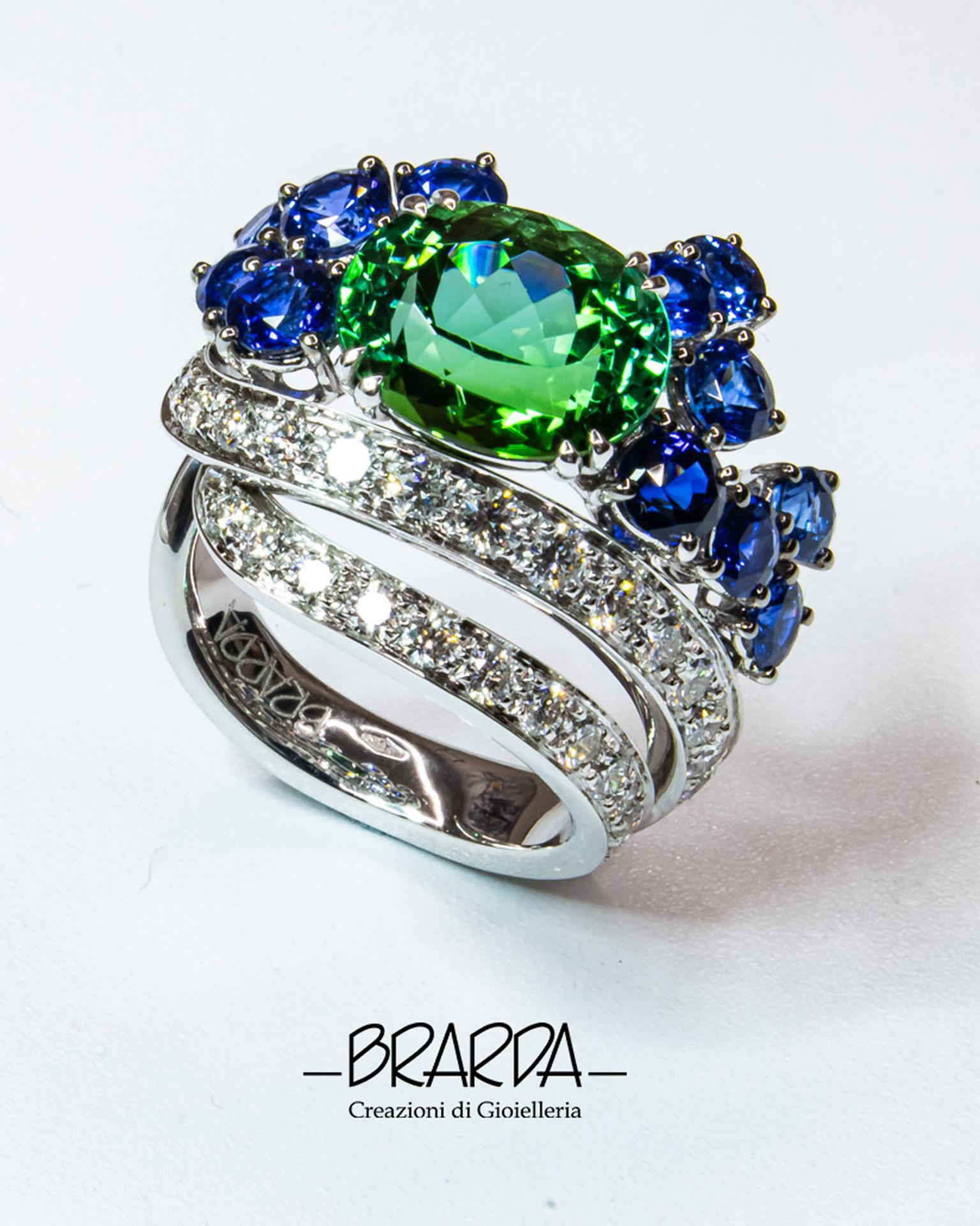 Moderne Bague cocktail avec tourmaline verte et saphirs bleus en vente