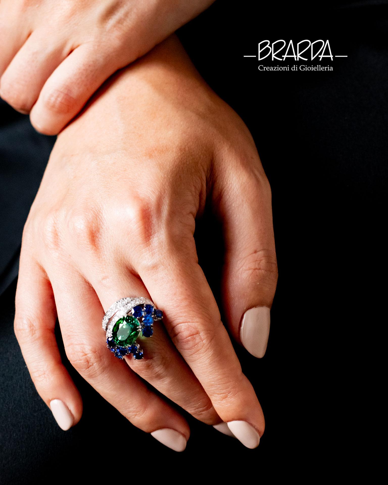 Oval Cut Bague cocktail avec tourmaline verte et saphirs bleus en vente
