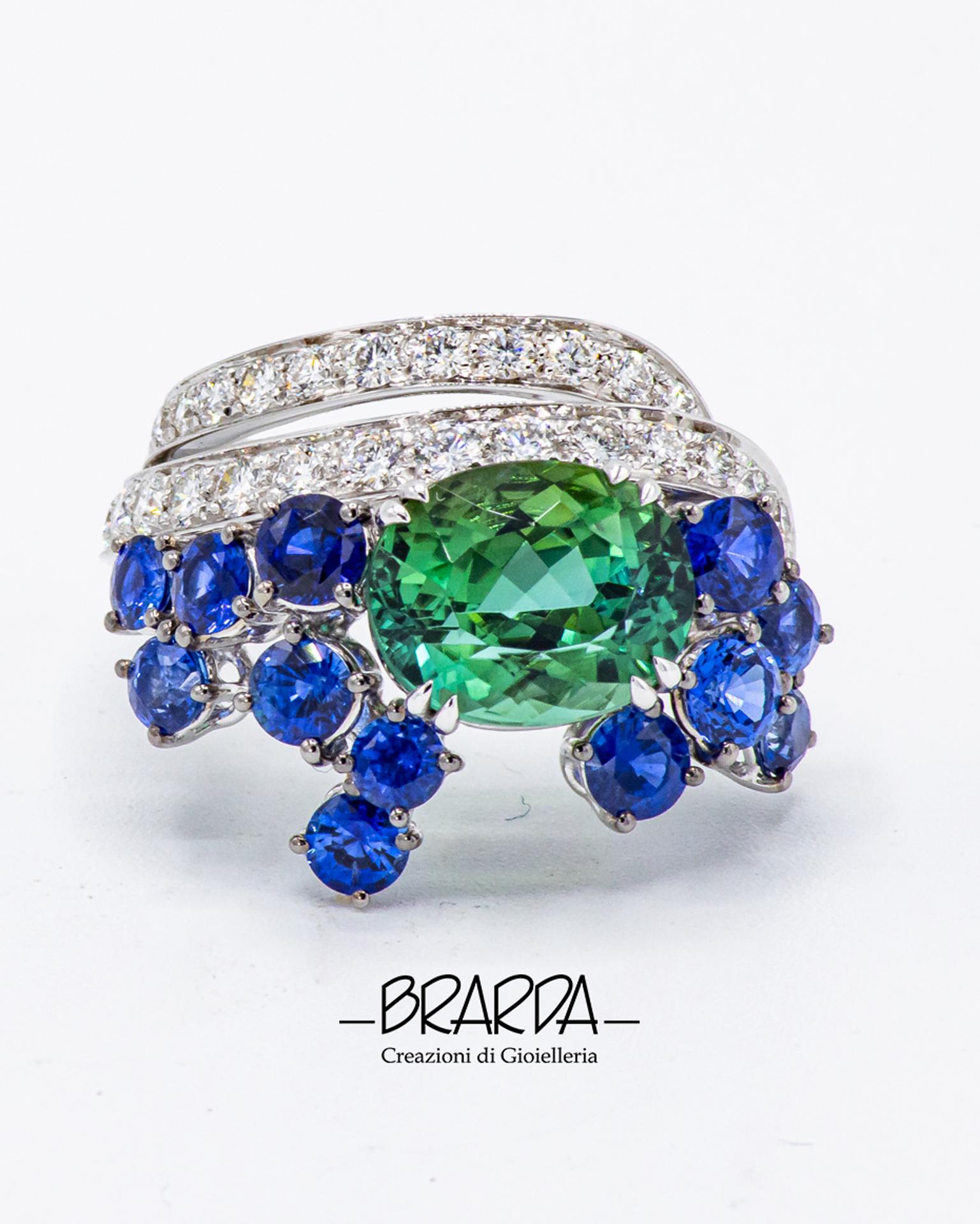 Bague cocktail avec tourmaline verte et saphirs bleus Neuf - En vente à Pinerolo, IT