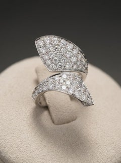 Contrarié Sculptural Cocktail Ring in 18k White Gold with Diamond Pavé
