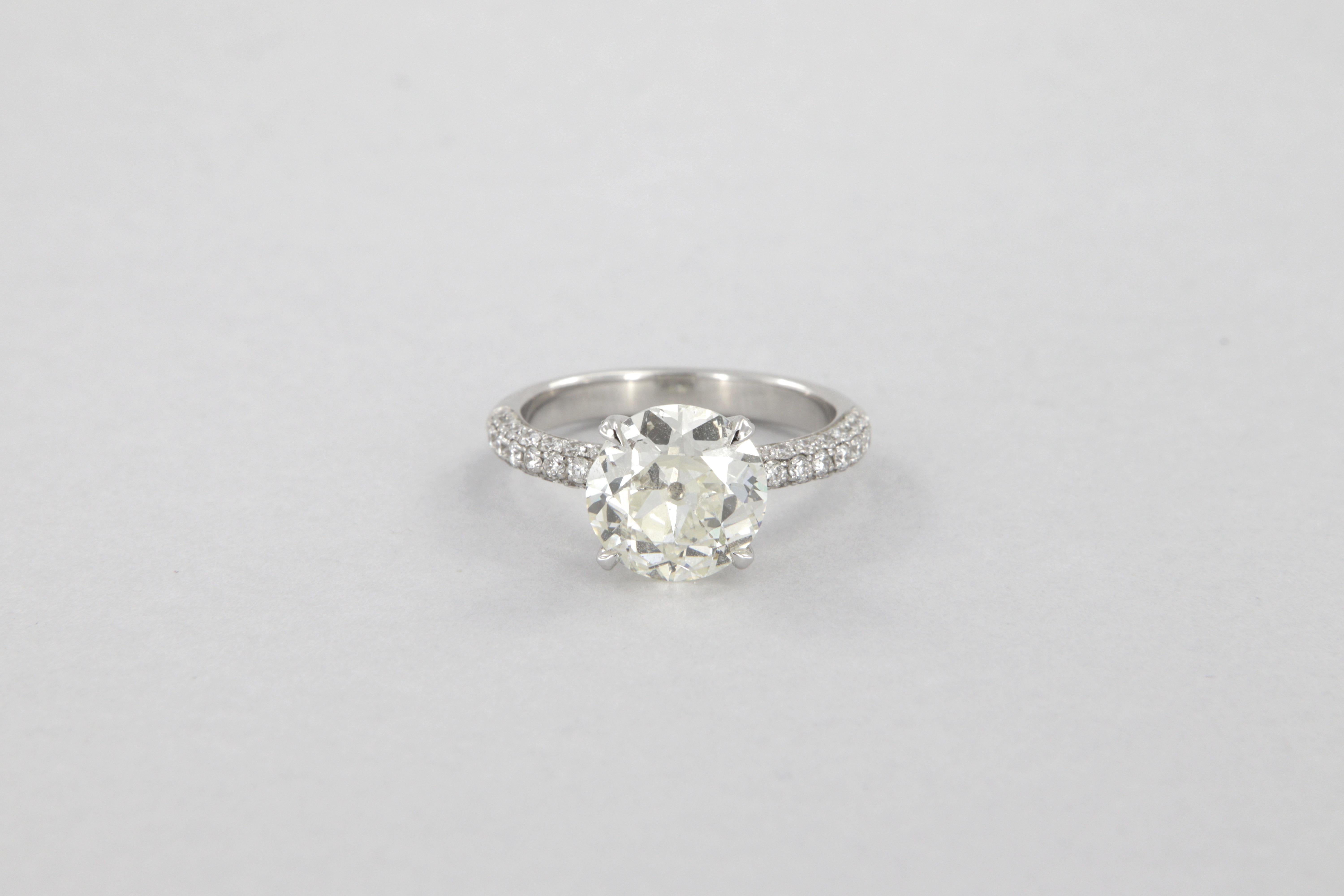 Engagement ring in 18k white gold g 3.6 with a European antique-cut diamond (in the GIA certificate it is referred to as circular brilliant) weighing 3.07 carats, clarity SI2, color M. Diamond measures 9.37 - 9.58 x 4.79 mm.
GIA certificate