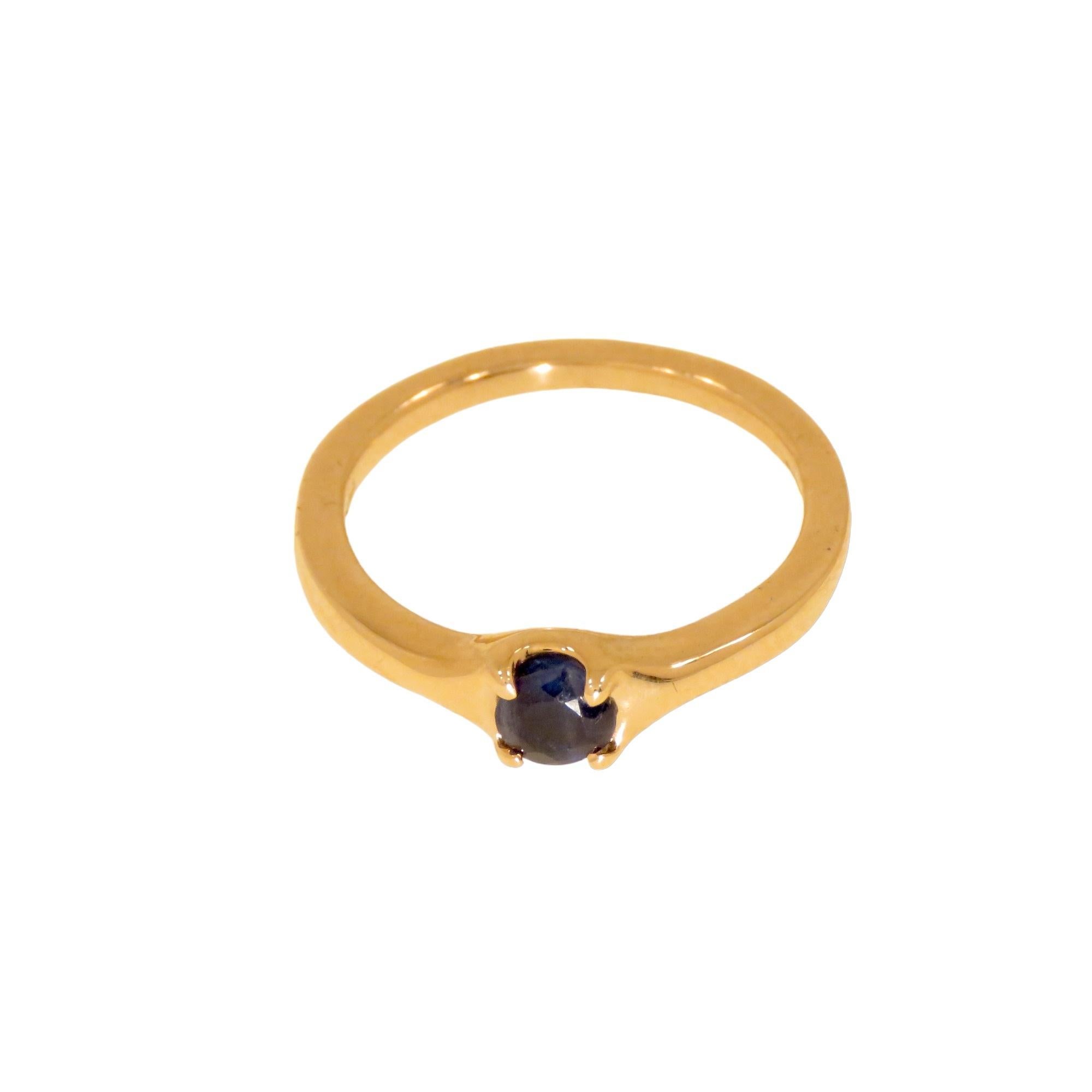 Brilliant Cut Engagement ring with blue sapphire in rose gold For Sale