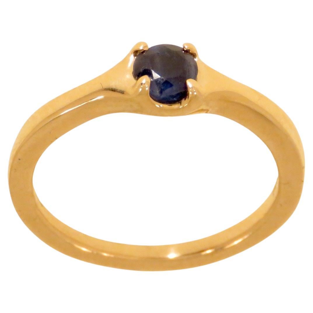 Engagement ring with blue sapphire in rose gold For Sale