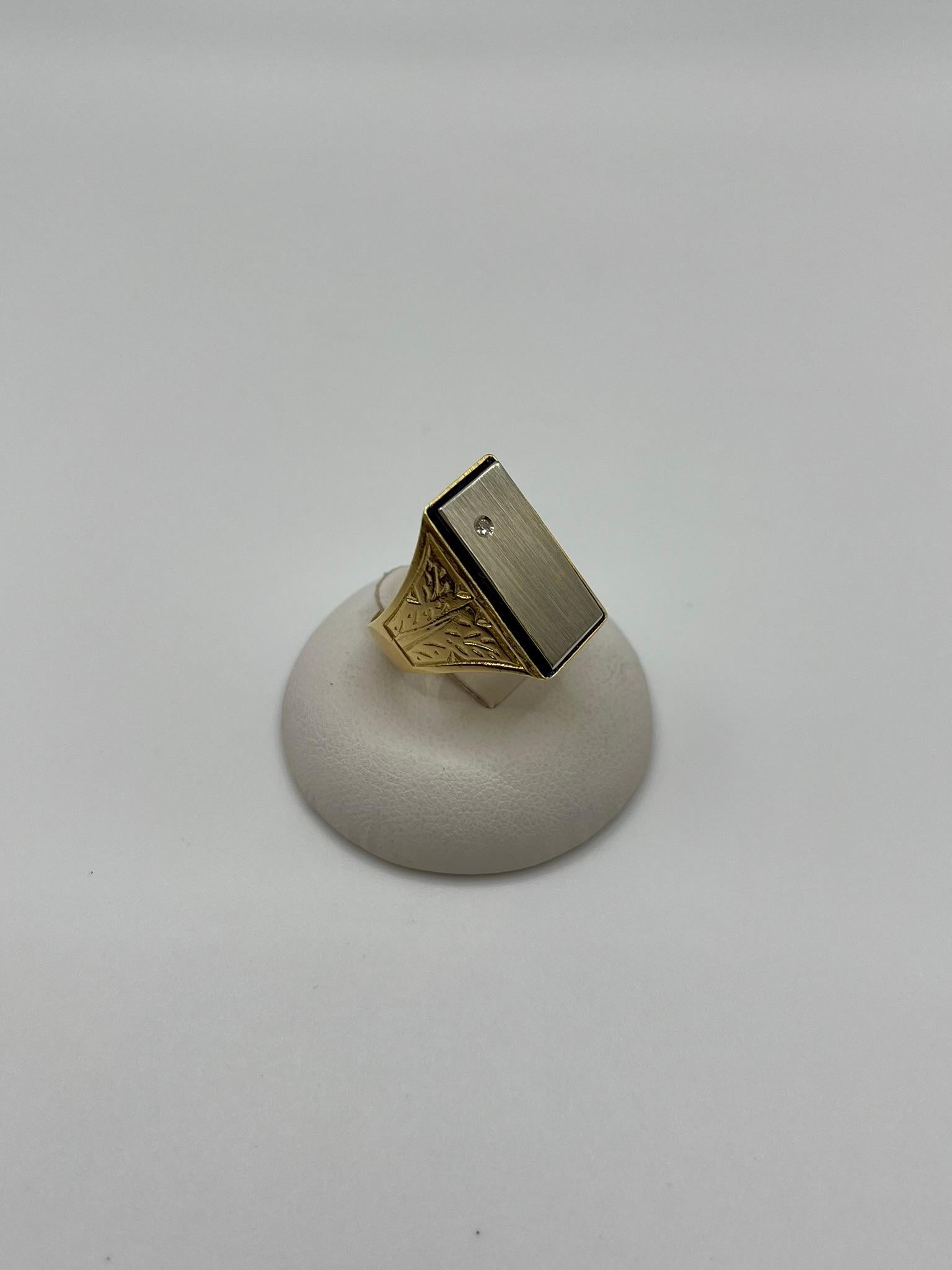 Taille brillant Bague pour homme en or jaune 18 carats avec plaque en or blanc et diamant en vente
