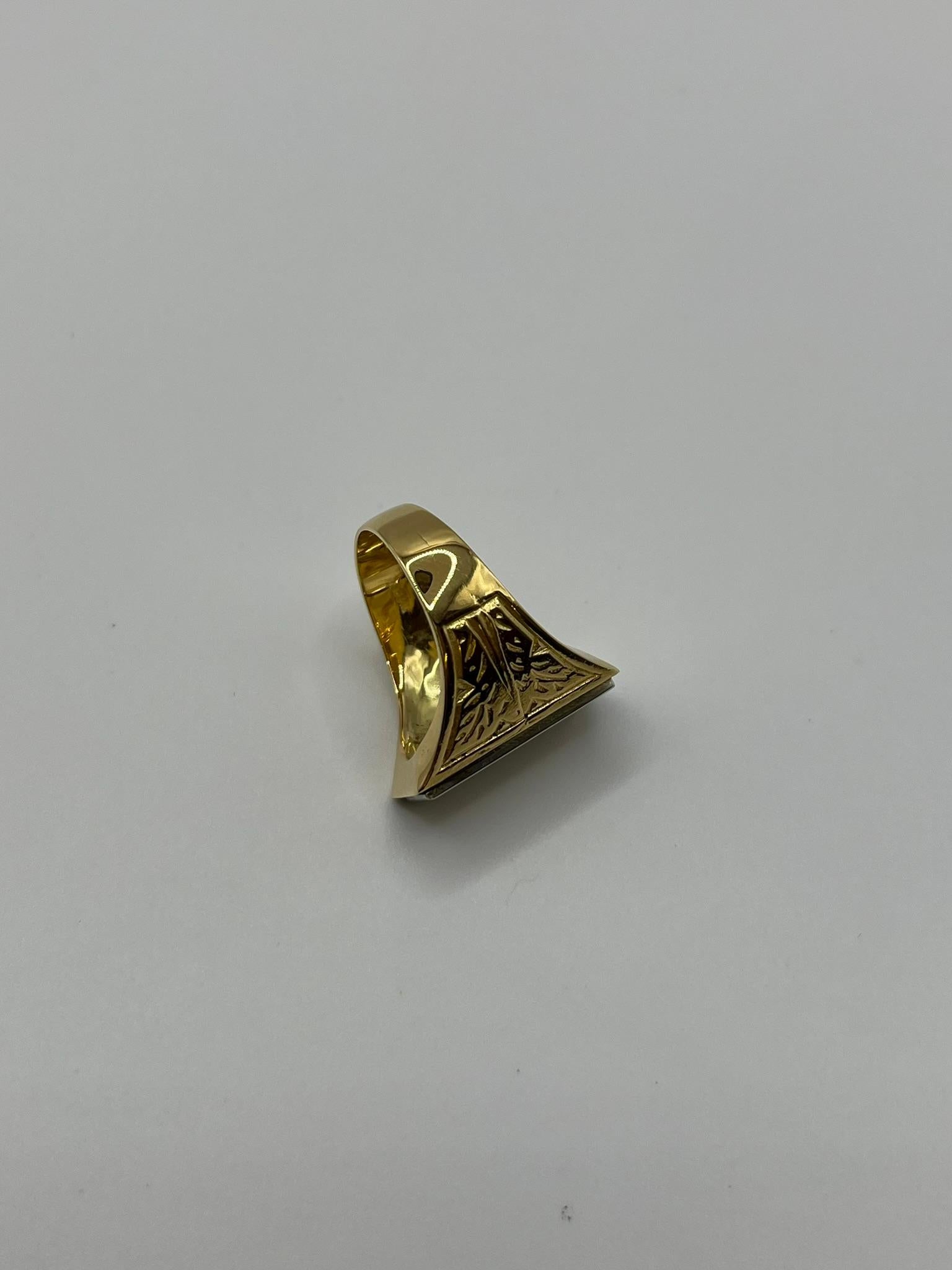 Bague pour homme en or jaune 18 carats avec plaque en or blanc et diamant en vente 2