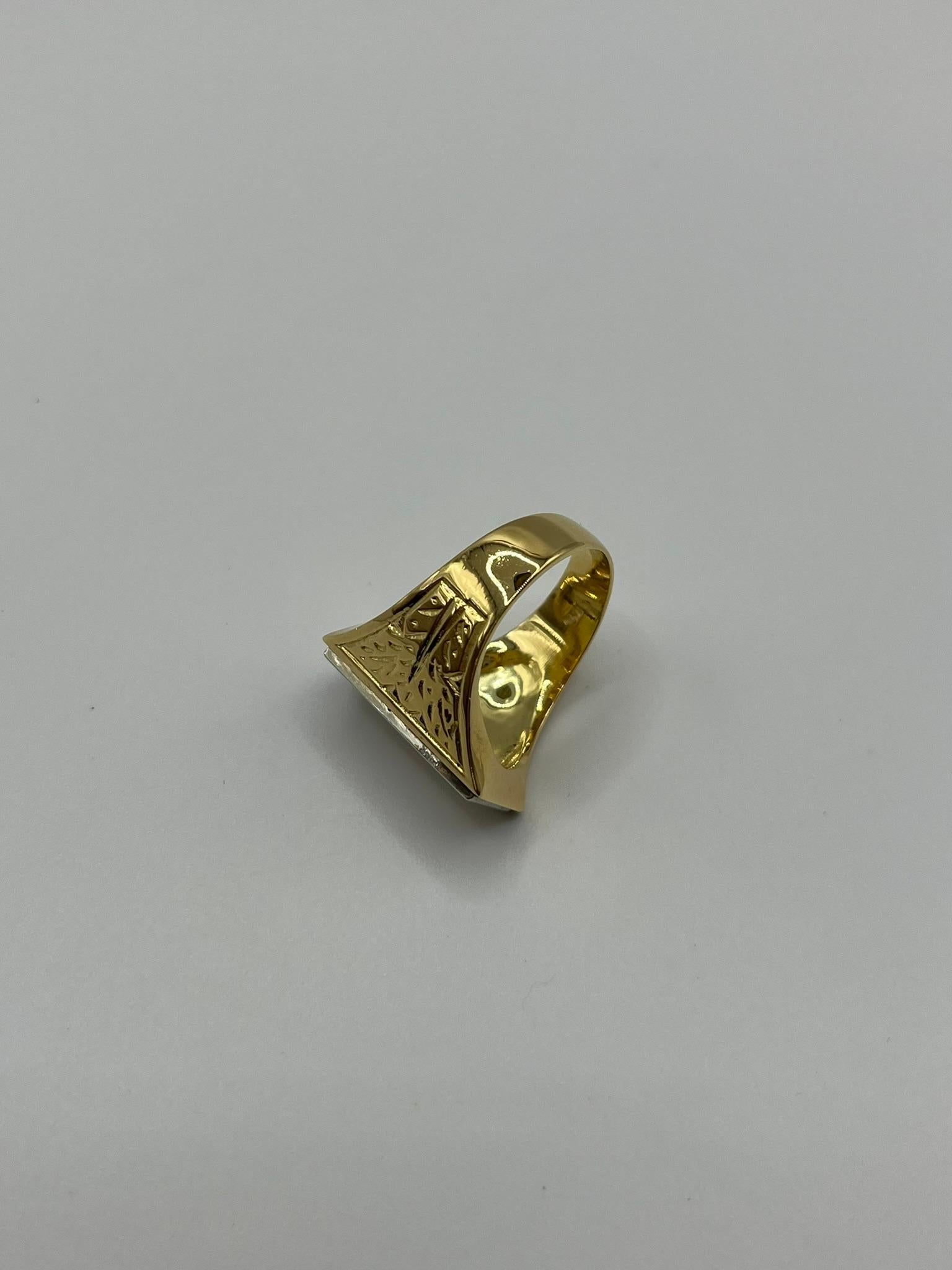 Bague pour homme en or jaune 18 carats avec plaque en or blanc et diamant en vente 3