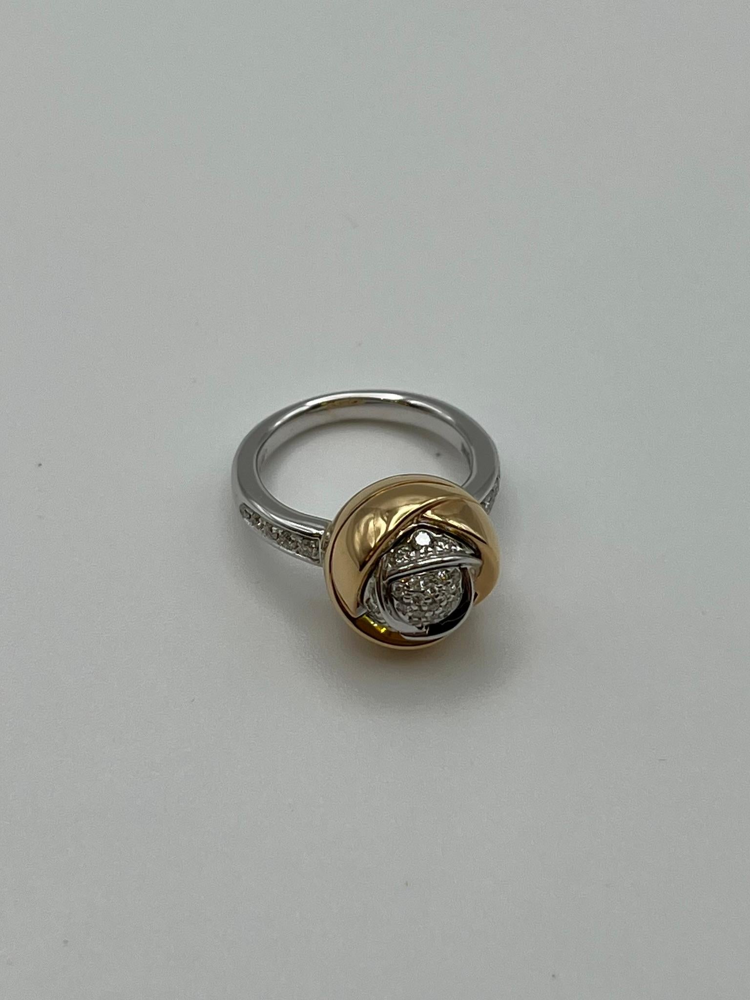 Dieser Ring ist ein Meisterwerk der Goldschmiedekunst von Damiani. Er gehört zur Kollektion Bocciolo und zeigt auf der Vorderseite eine Blütenknospe aus 18-karätigem Roségold mit einem Durchmesser von 1,23 cm, die mit Diamanten im Brillantschliff