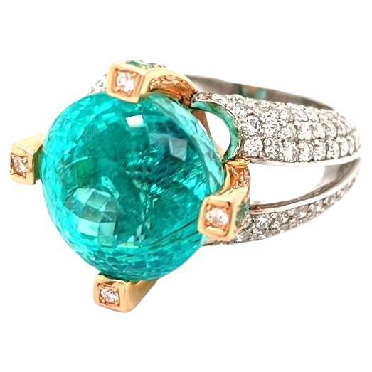 Anello di Tormalina Paraiba Extra con Pavé di Paraiba Brasiliana e Diamanti, 24.23 CT.
Questo meraviglioso anello fatto a mano è un pezzo unico.
Tormalina Paraiba Blu Acqua montata su Anello in Oro Bianco 18K ed Oro Giallo 18K con Pavé di Paraiba