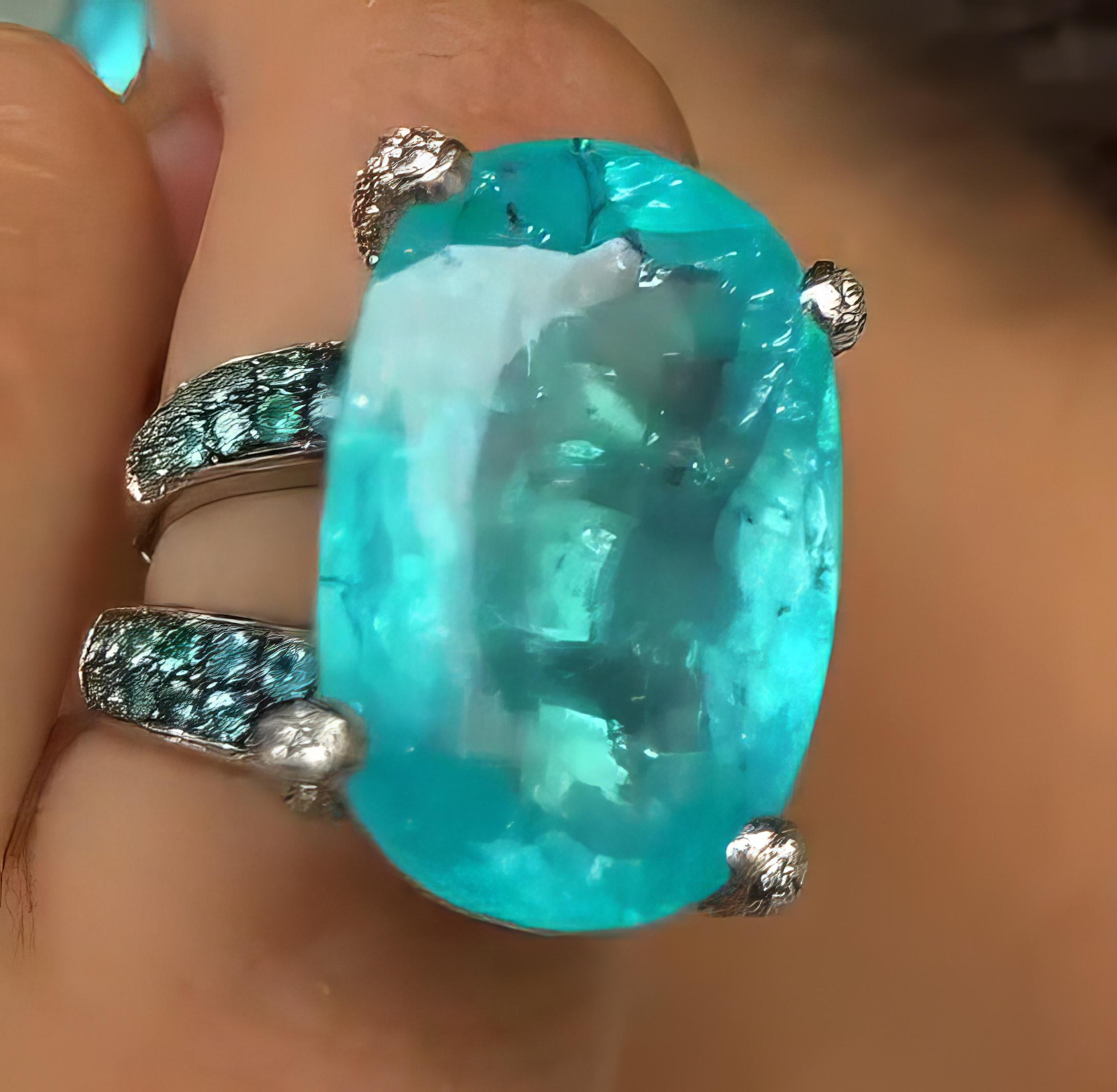Oval Cut Anello di Tormalina Paraiba con Pavé di Paraiba Brasiliana e Diamanti, 28.23 CT