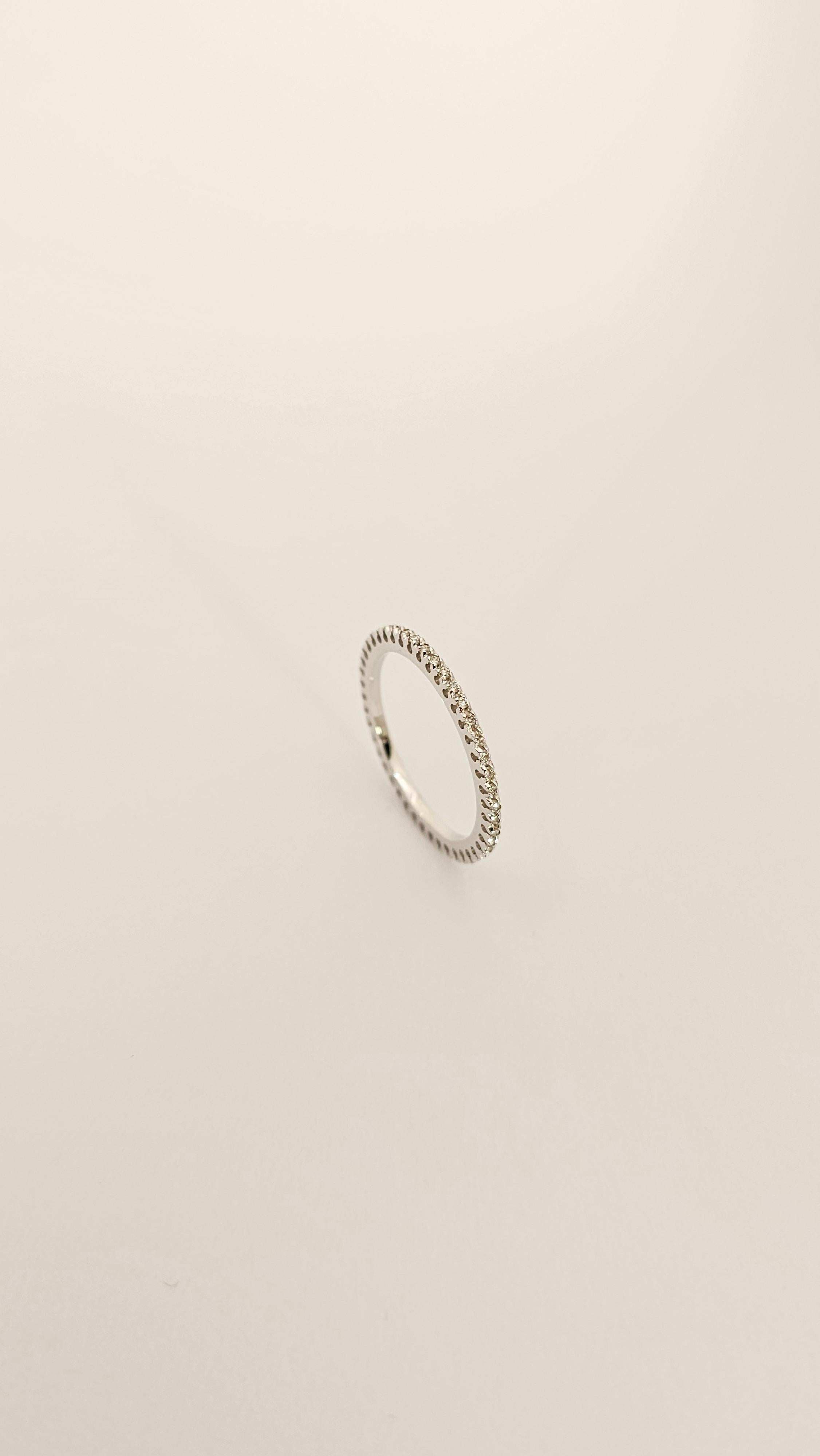 An Eternelle wedding band made of 18 kt white gold and embellished with brilliant-cut Diamonds around its entire circumference.
This ring has a classic and elegant design.
The stones have a claw setting that makes only the stones visible.
This makes