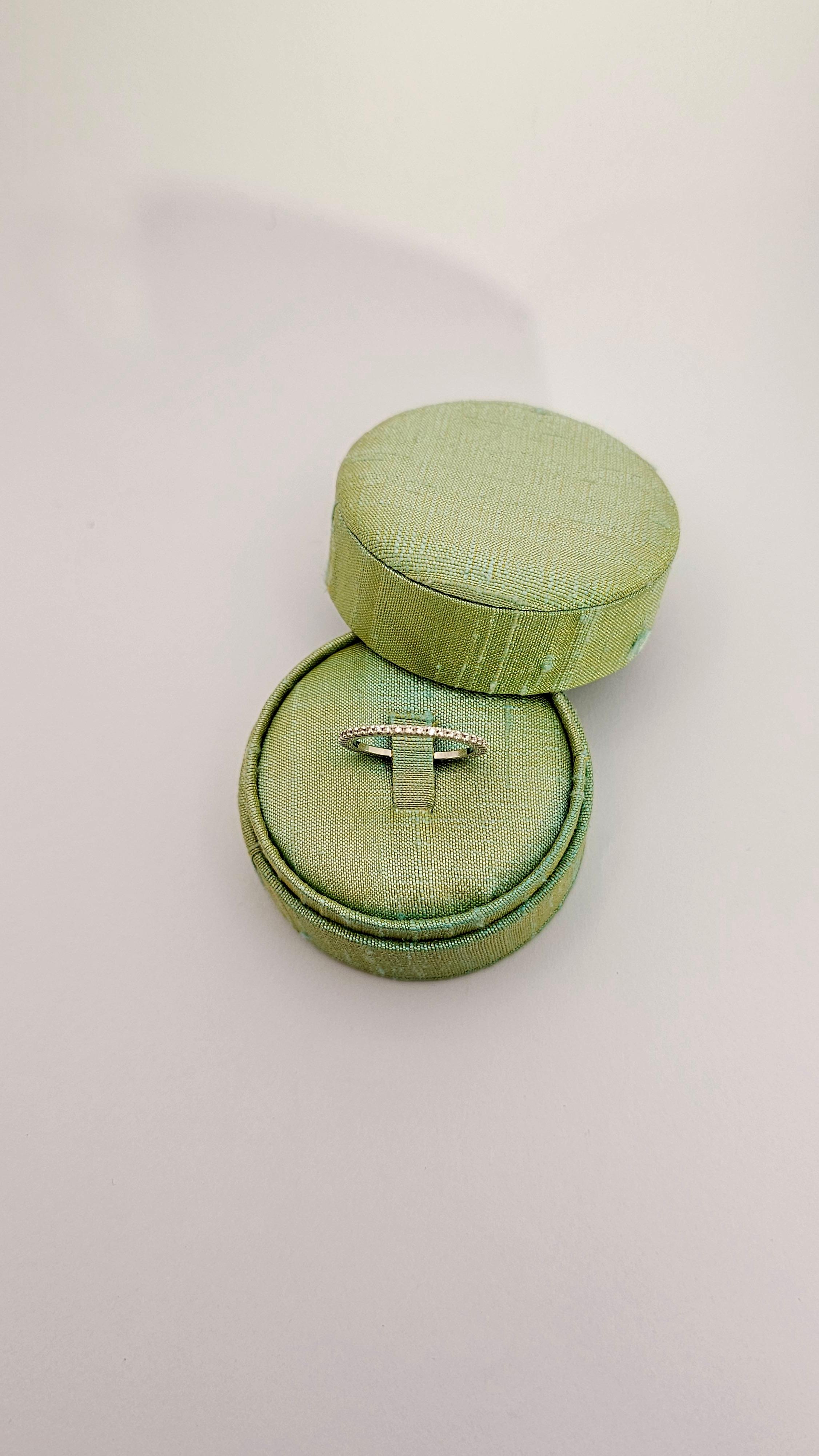 Eternelle Ring in White Gold and Diamonds For Sale 1