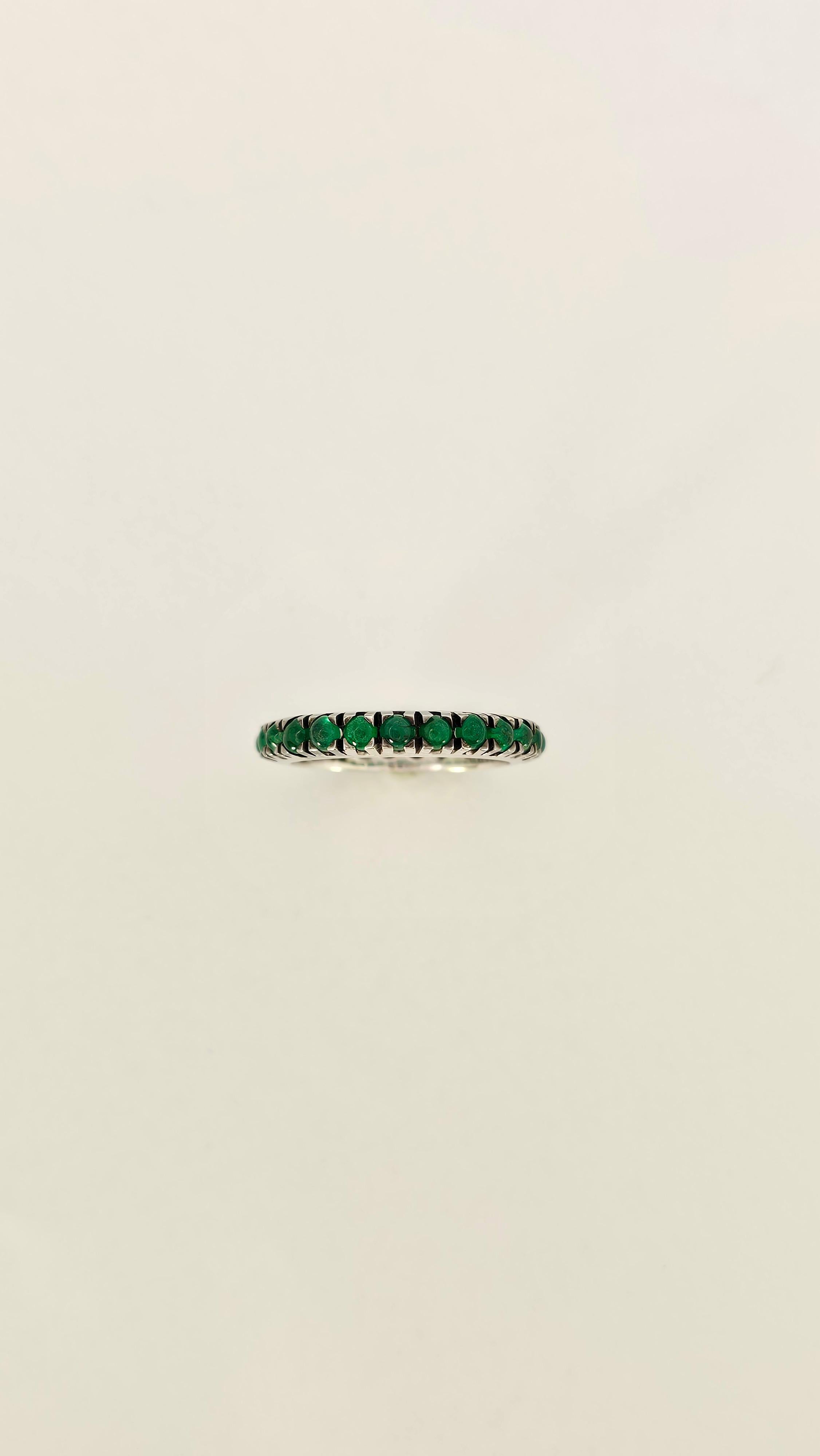 Una fedina eternelle in oro bianco 18 Kt realizzata a mano.
Incastonati 23 Smeraldi di taglio cabochon di colore verde intenso e vivido.
Questo anello è perfetto per essere indossato come singolo o abbinato ad altre fedine eternelle.
Il peso