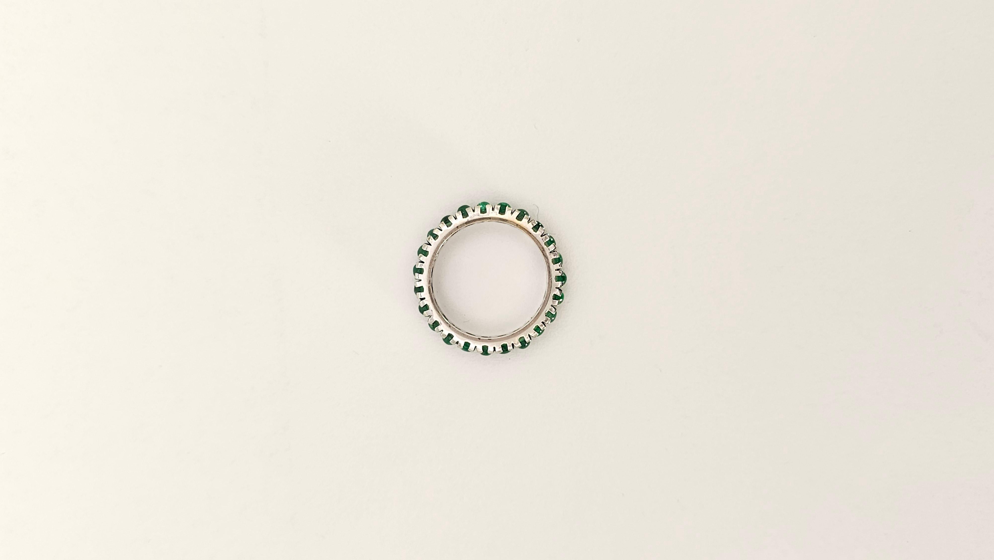 Taille cabochon Anello Eternelle in Oro Bianco e Smeraldi en vente