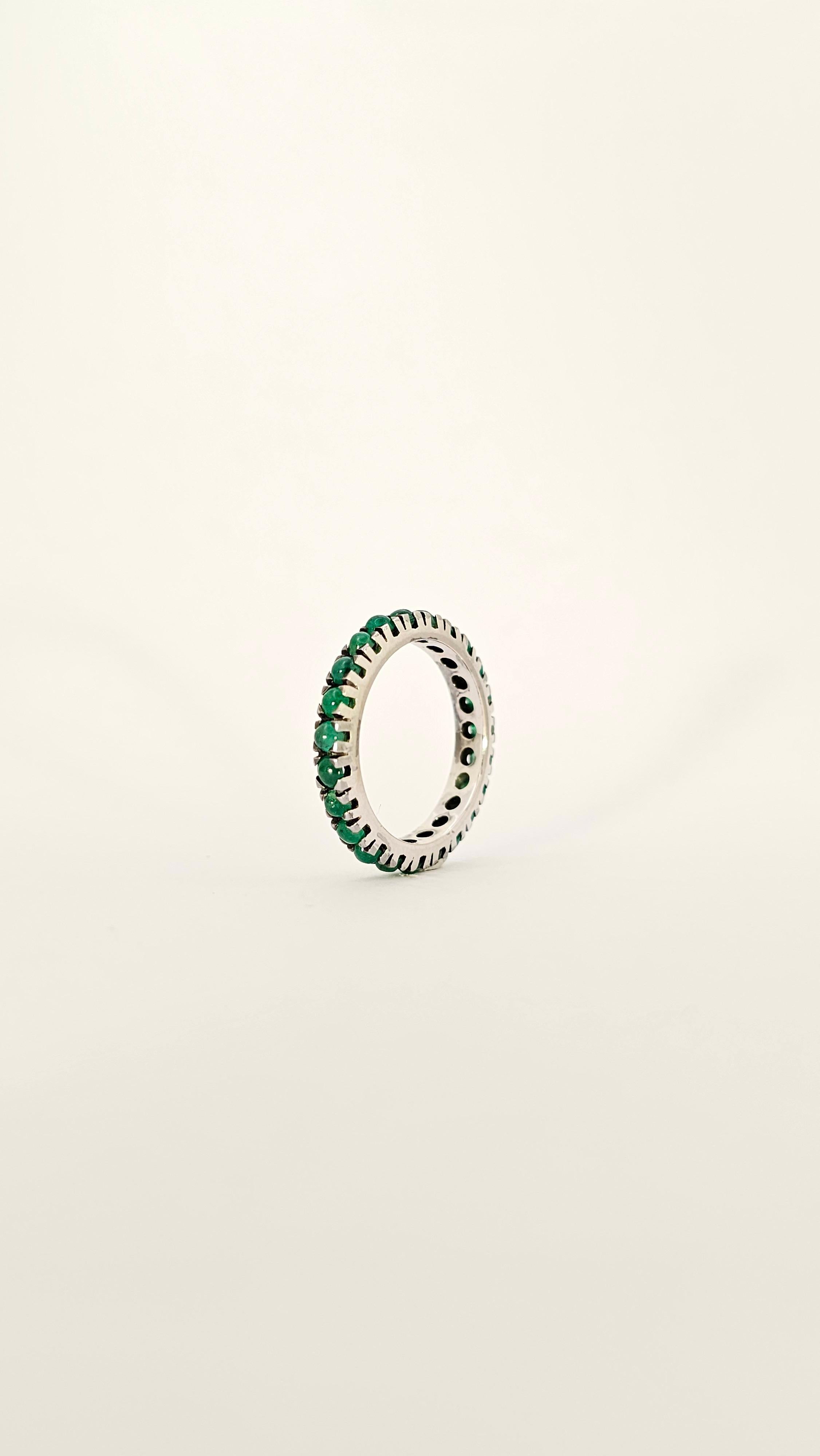 Anello Eternelle in Oro Bianco e Smeraldi Neuf - En vente à Cattolica, IT