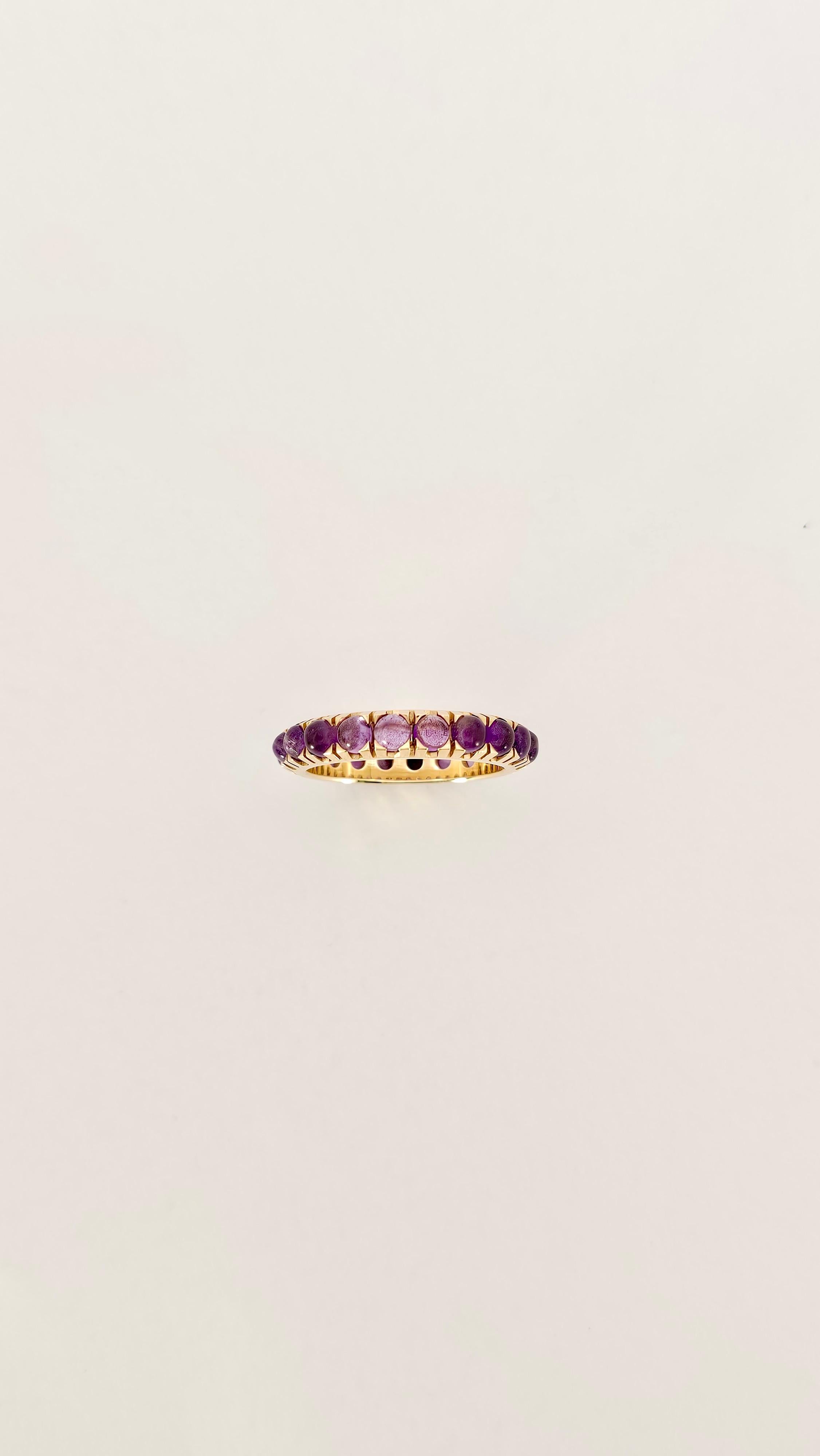 Una fedina eternelle in oro giallo 18 Kt realizzata a mano.
Incastonati 20 Ametiste di taglio cabochon di colore viola intenso e vivido.
Questo anello è perfetto per essere indossato come singolo o abbinato ad altre fedine eternelle.
Ogni pietra è