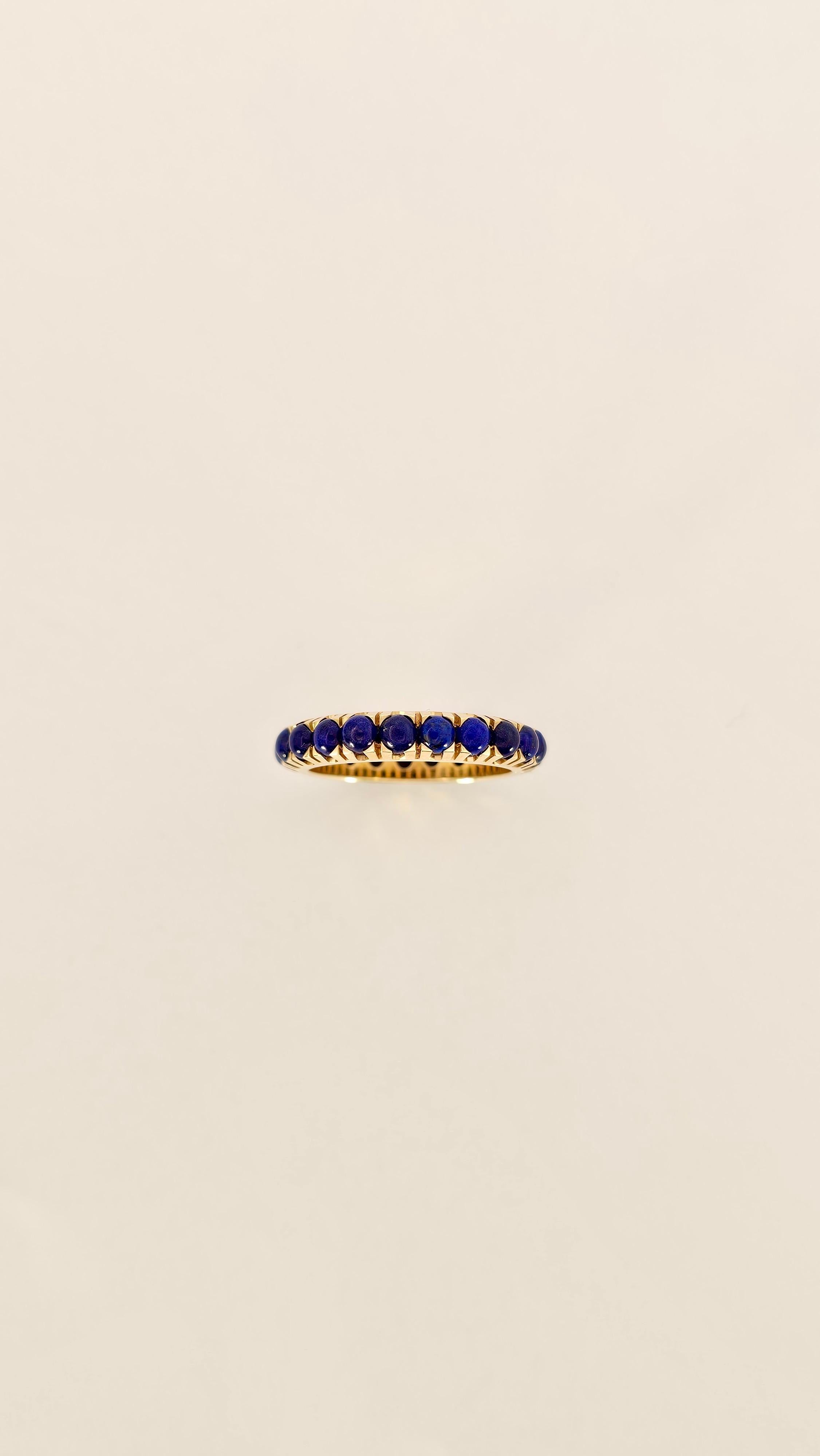 Una fedina eternelle in oro giallo 18 Kt realizzata a mano.
Incastonati 21 Lapislazzuli di taglio cabochon di colore blu intenso e vivido.
Questo anello è perfetto per essere indossato come singolo o abbinato ad altre fedine eternelle.
Il peso
