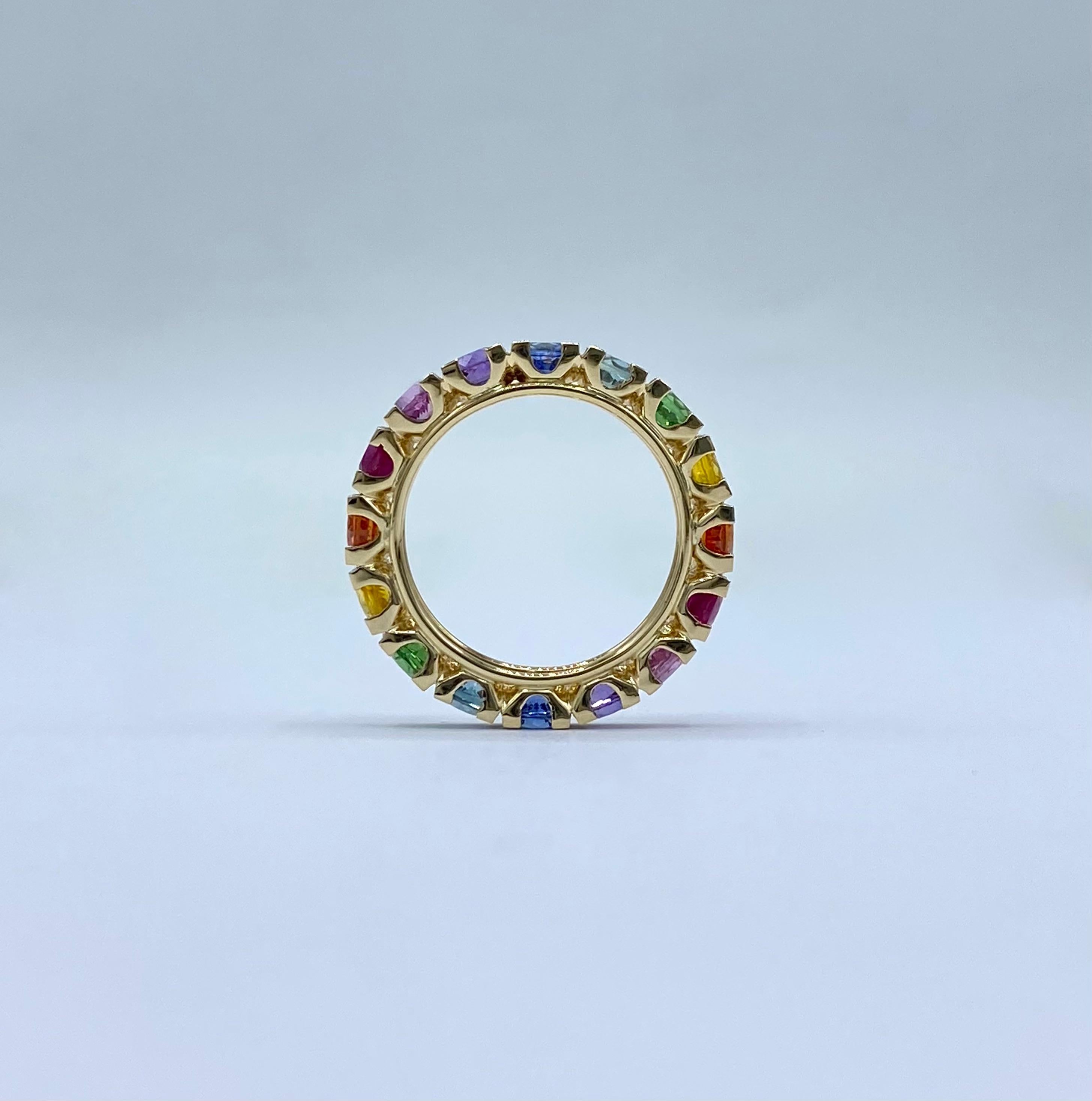 Nella ricerca delle pietre, cio' che mi ha guidato era la qualità dei materiali e la loro tonalità. Volevo una gradazione armoniosa e sono soddifatta di questo gioco di colori. Questo anello eternity multicolore è incastonato con 16 pietre. Ha