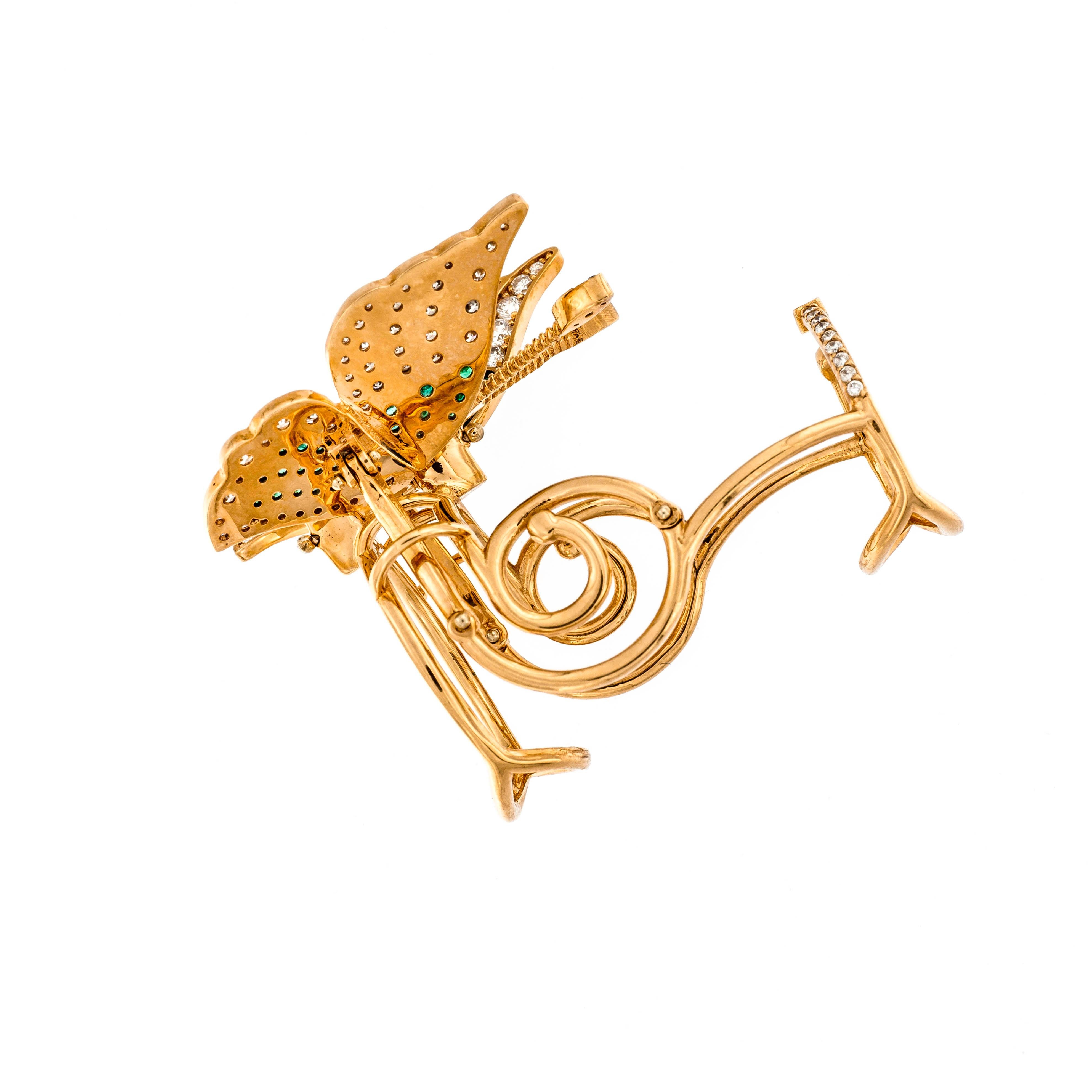 Artiste Bague papillon en or rose 18 carats faite à la main avec diamants et émeraudes en vente