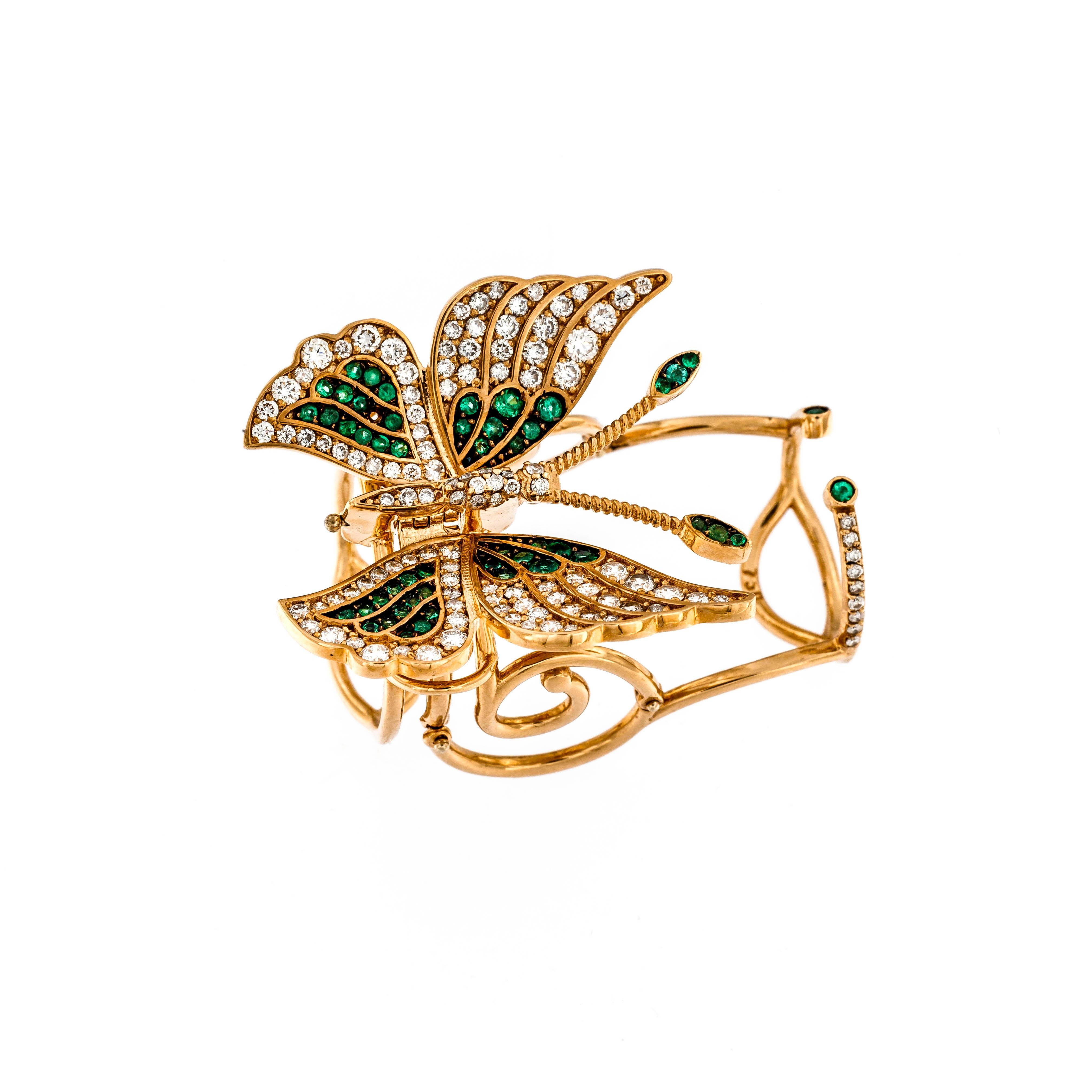 Taille brillant Bague papillon en or rose 18 carats faite à la main avec diamants et émeraudes en vente