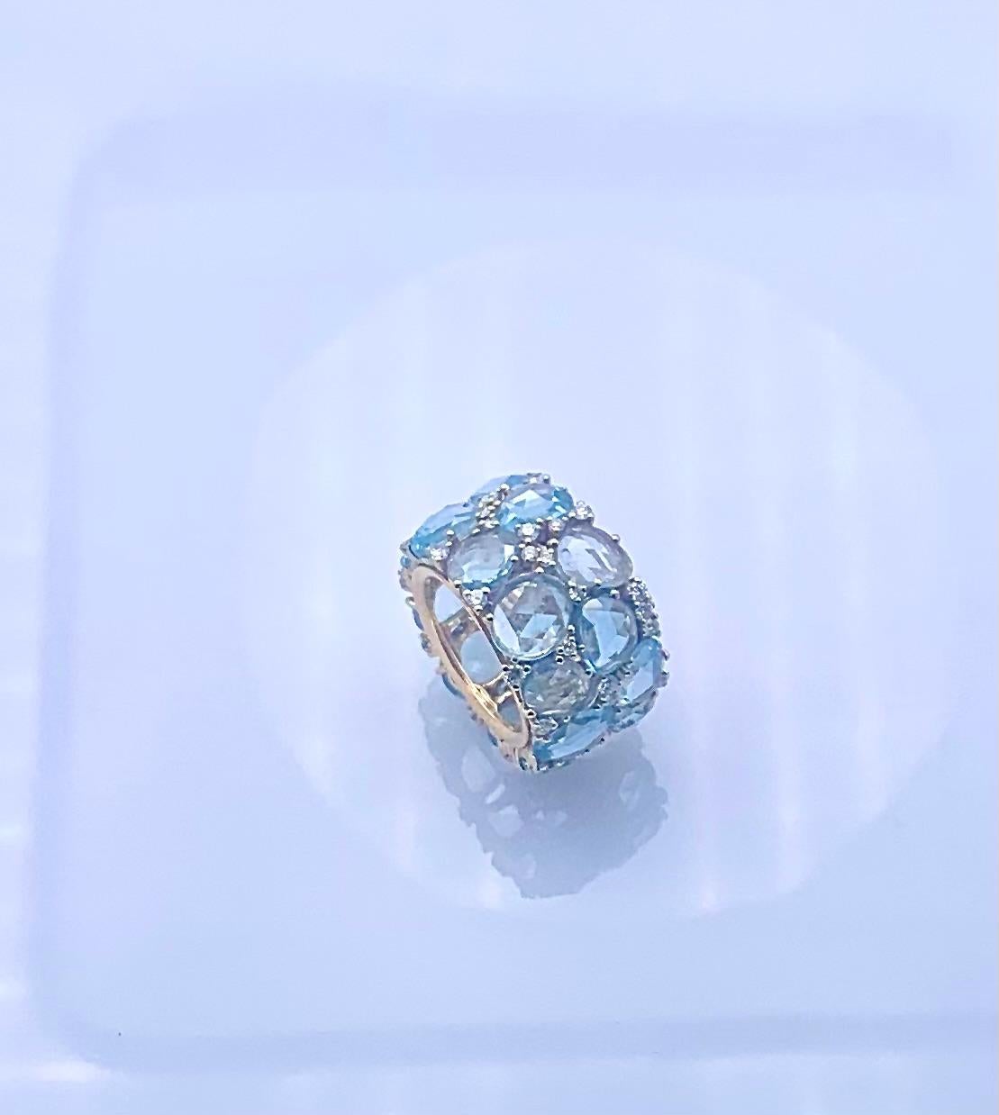 Anillo de la colección Pomellato Lulu producido en edición limitada. Brazalete de oro amarillo y blanco de 18 quilates con topacios azules talla rosa y diamantes talla brillante con un total de 1,08 quilates