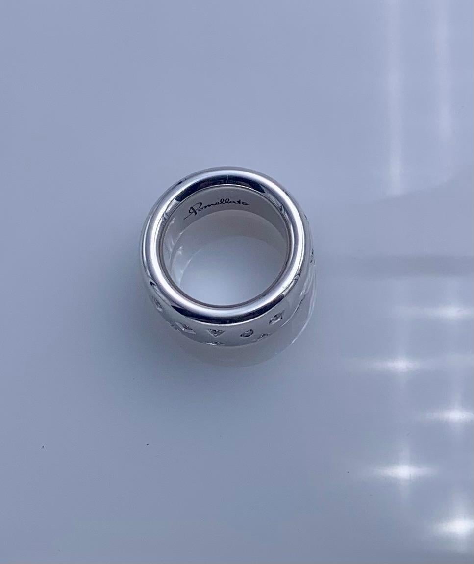 Bague en or blanc 18 carats sertie de 24 diamants taille brillant d'une valeur totale de 0,80 ct. de la collection Iconica de Pomellato. Le bracelet mesure 1,2 cm de haut 