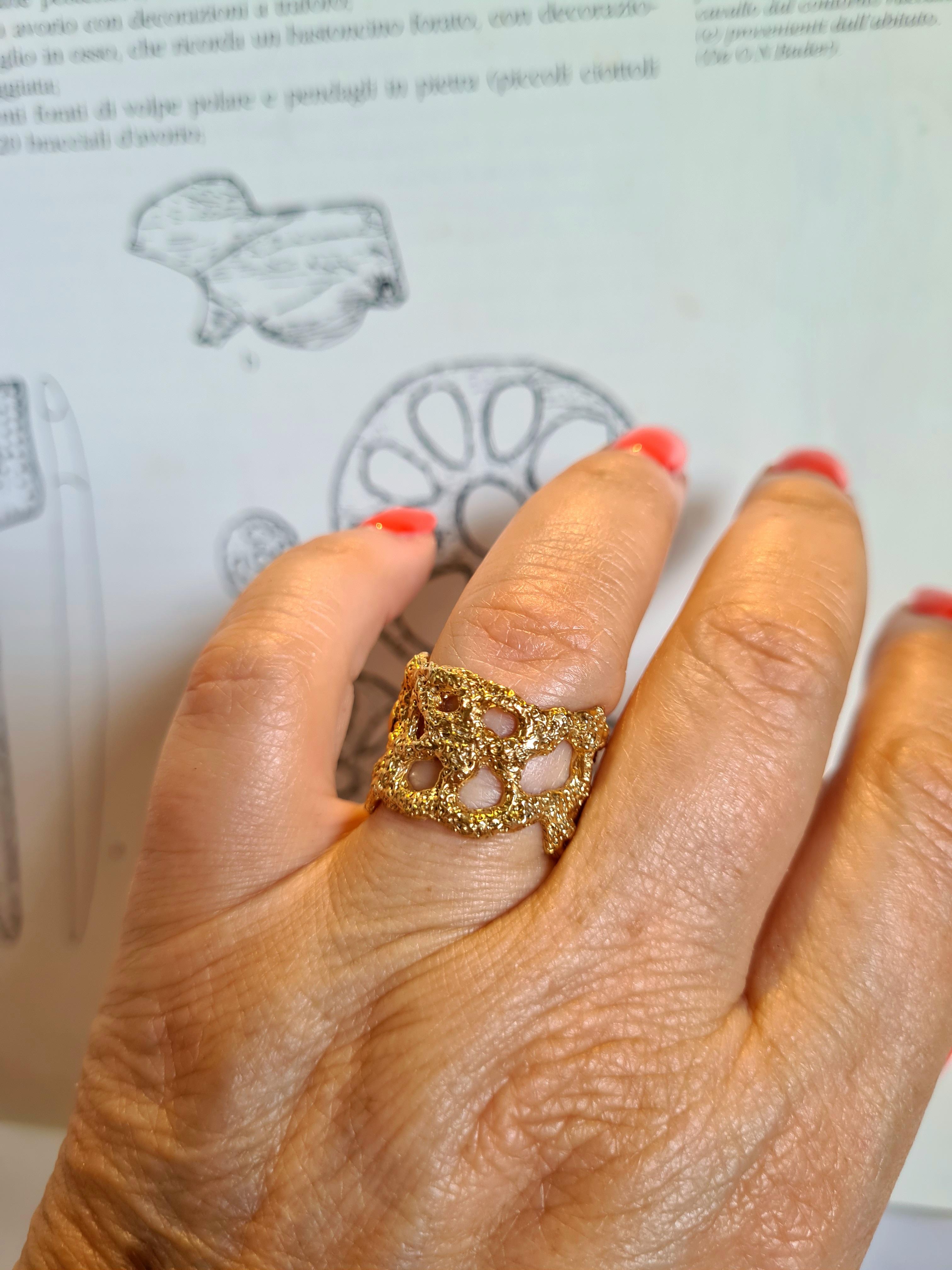 Anello Fascia Collezione Disco Traforato Preistorico.
Realisiert von Hand mit der antiken Technik von Cera Persa (oder Microfusione) in Argento 925 placcato Oro 24 carati.