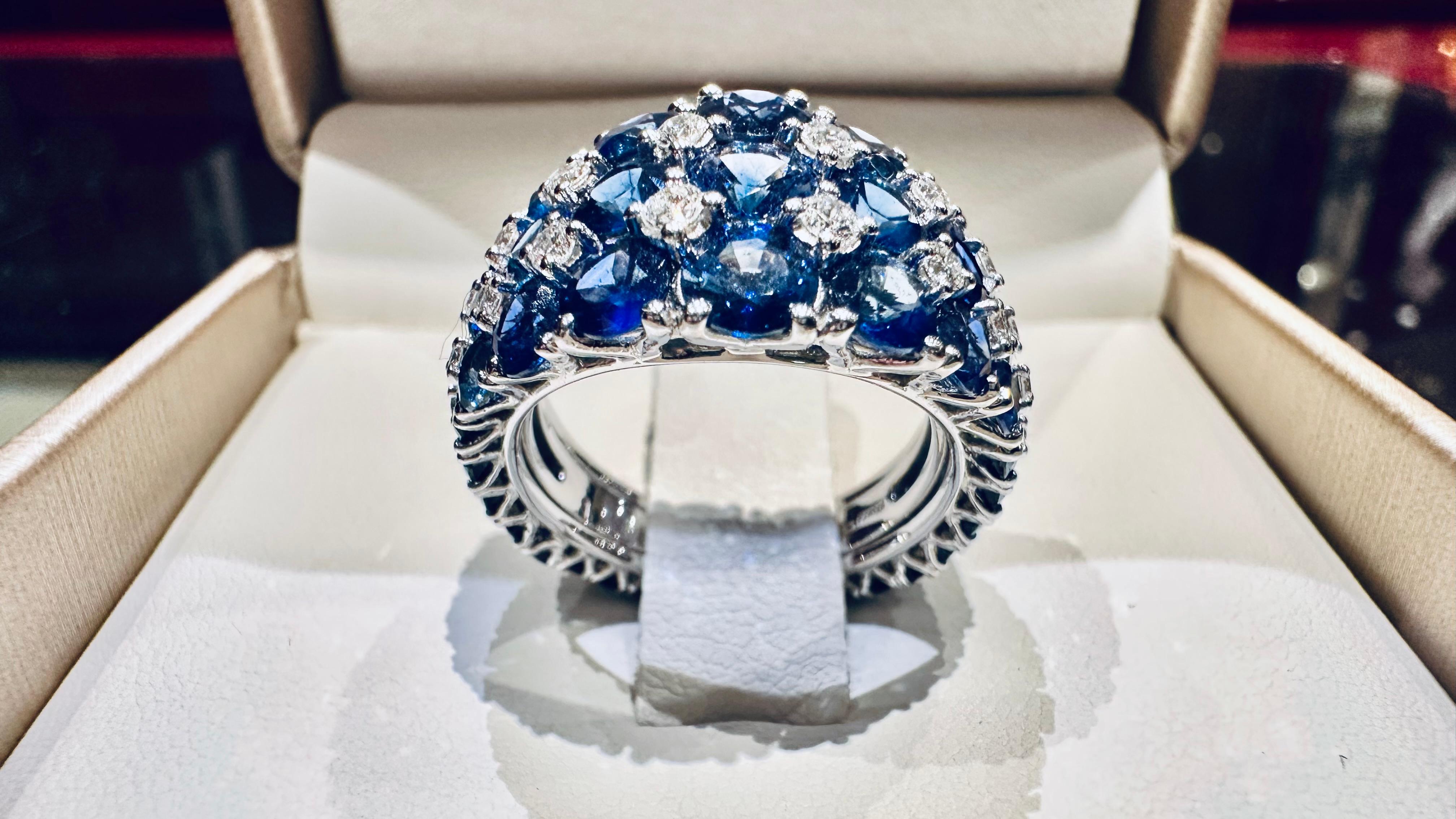 Un bijou qui enchante et captive au premier coup d'œil, cette bague en or blanc 18 carats représente le summum de l'élégance et de l'artisanat italiens. Conçue comme une pièce unique, chaque détail a été soigné pour mettre en valeur la beauté des