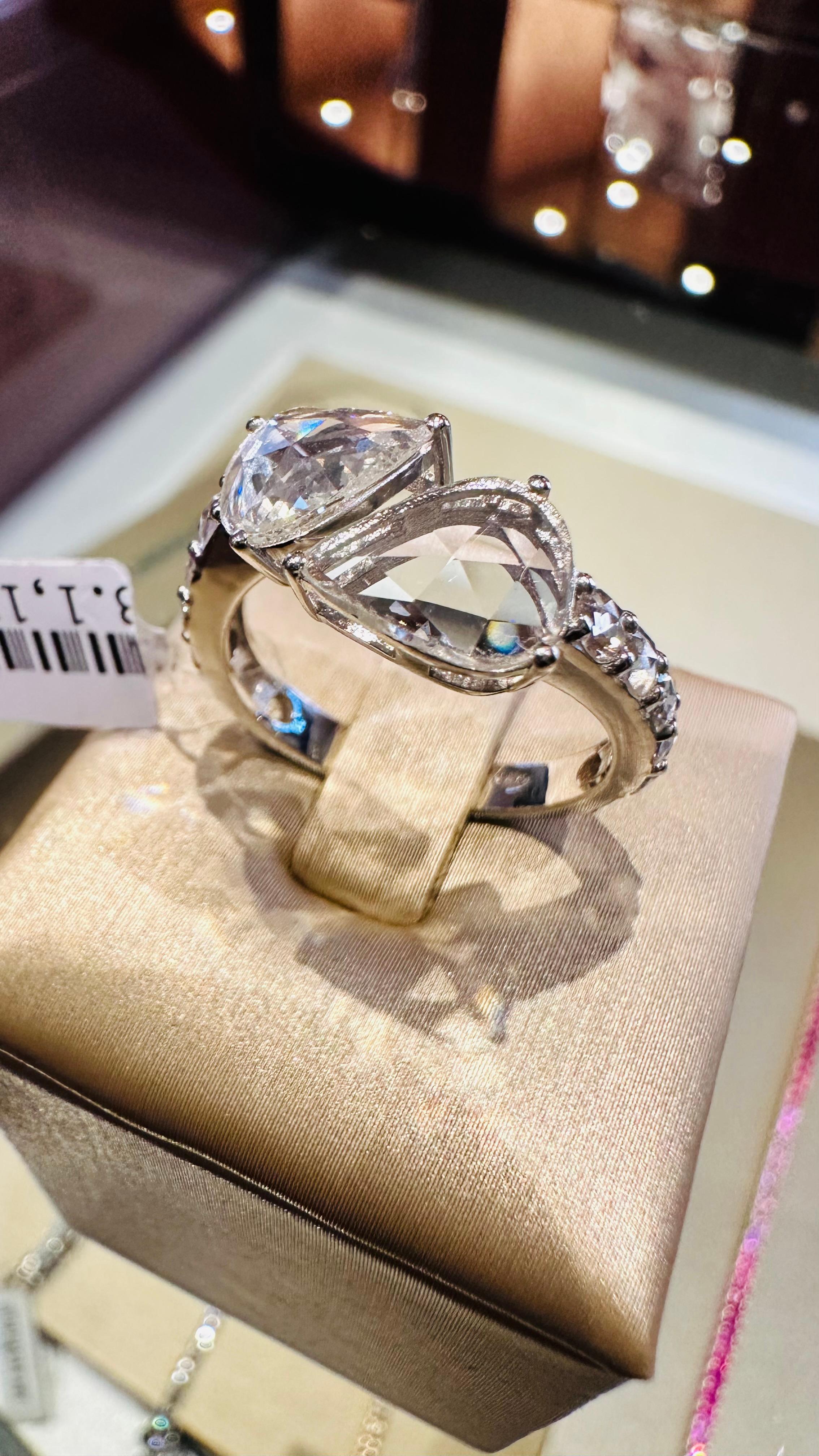 Anneau en or 18kt  Rosettes de diamants 1,83ct - Tradition et artisanat en vente 5