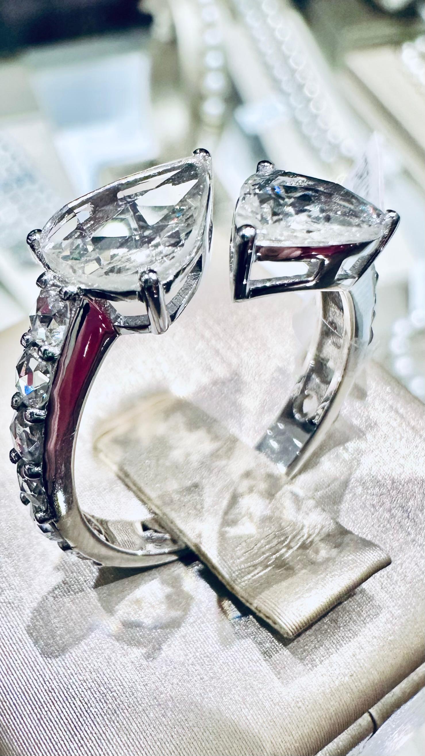 Bijou au charme intemporel, cette bague à anneau en or blanc 18 carats célèbre l'élégance du passé, réinterprétée avec savoir-faire. Fabriquée à partir d'authentiques rosettes de diamants, cette bague est un parfait mélange de tradition et de