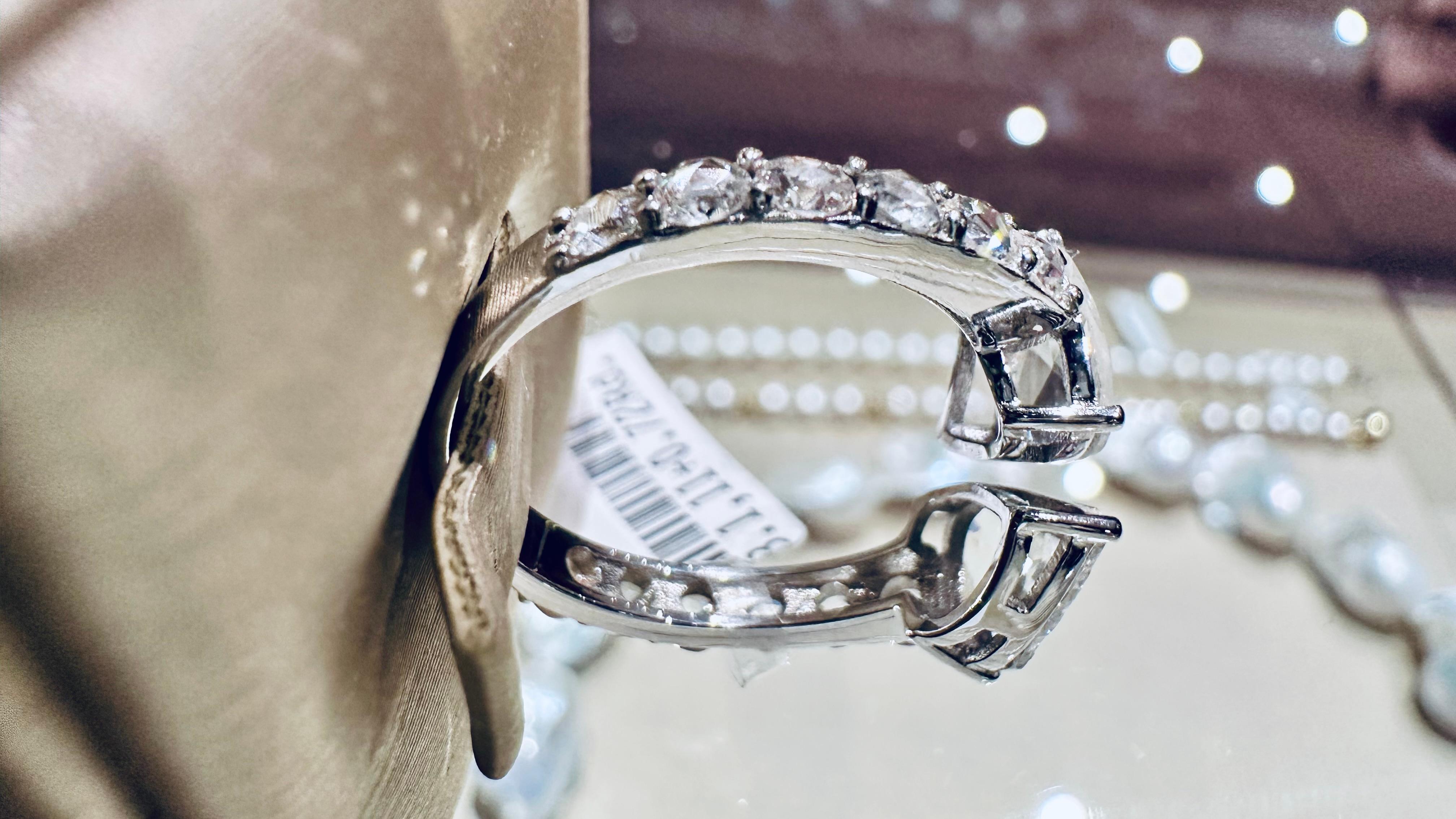 Anneau en or 18kt  Rosettes de diamants 1,83ct - Tradition et artisanat en vente 1