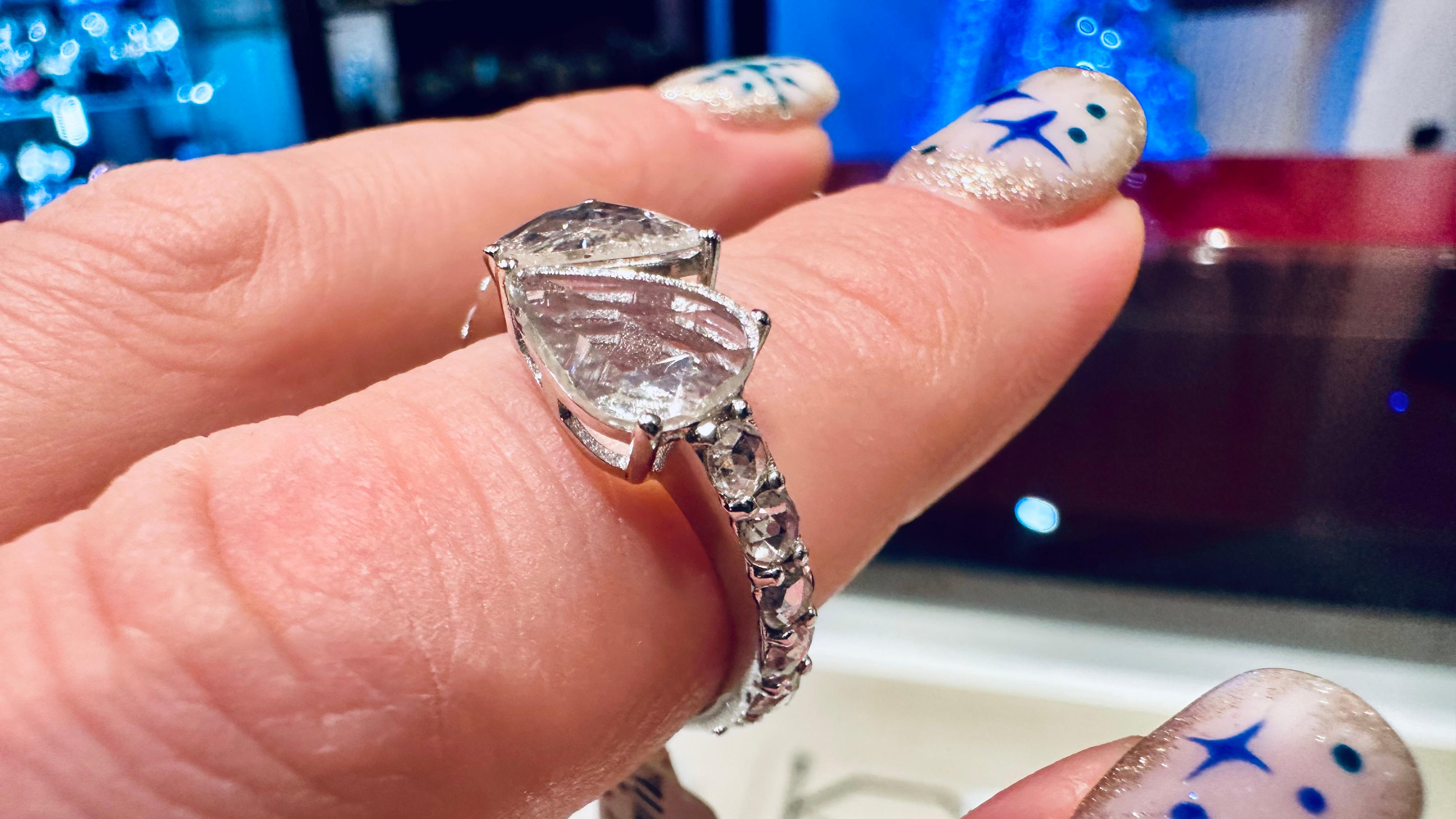 Anneau en or 18kt  Rosettes de diamants 1,83ct - Tradition et artisanat en vente 3