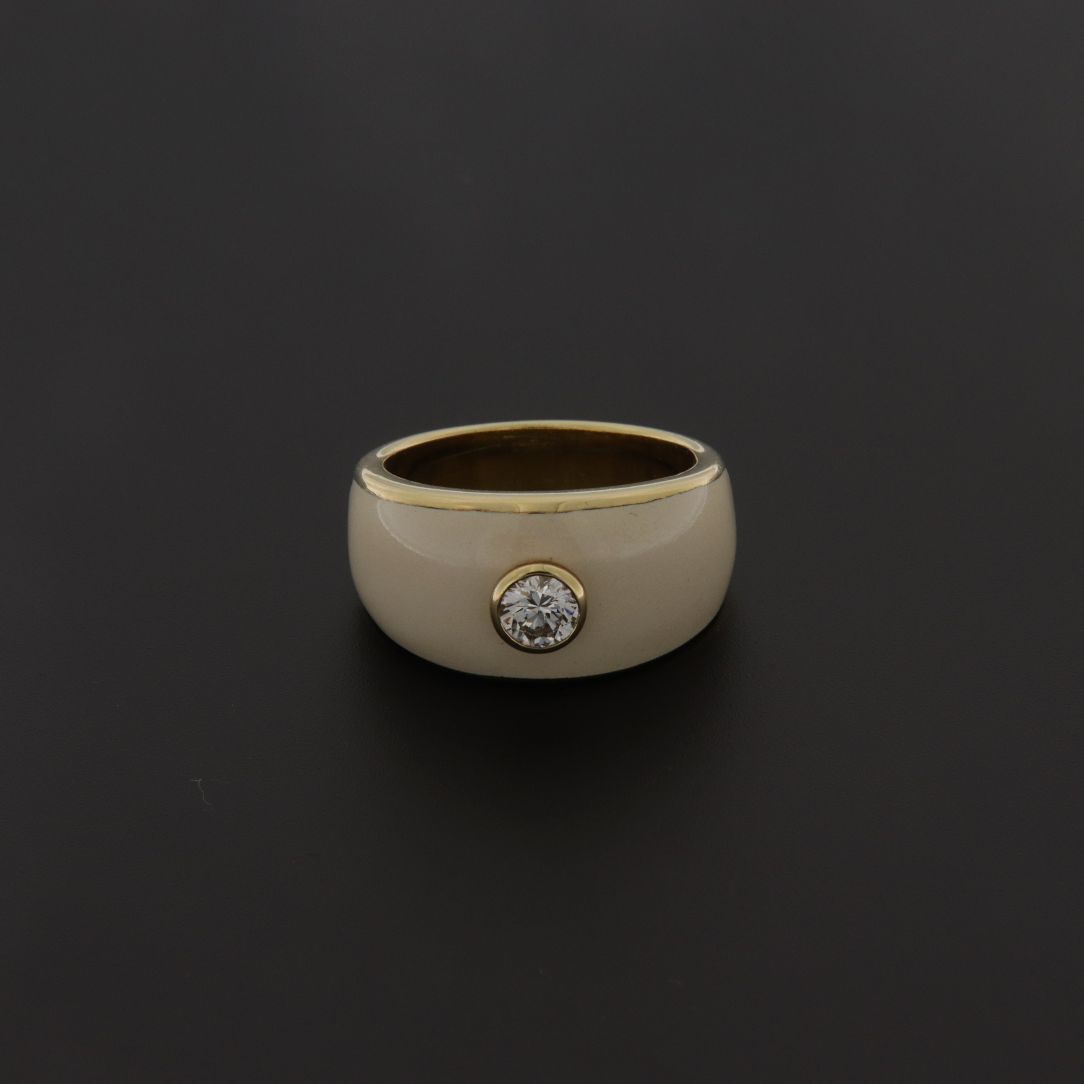 Bracelet en or jaune avec émail couleur lait, serti au centre d'un brillant de 0,42 ct.