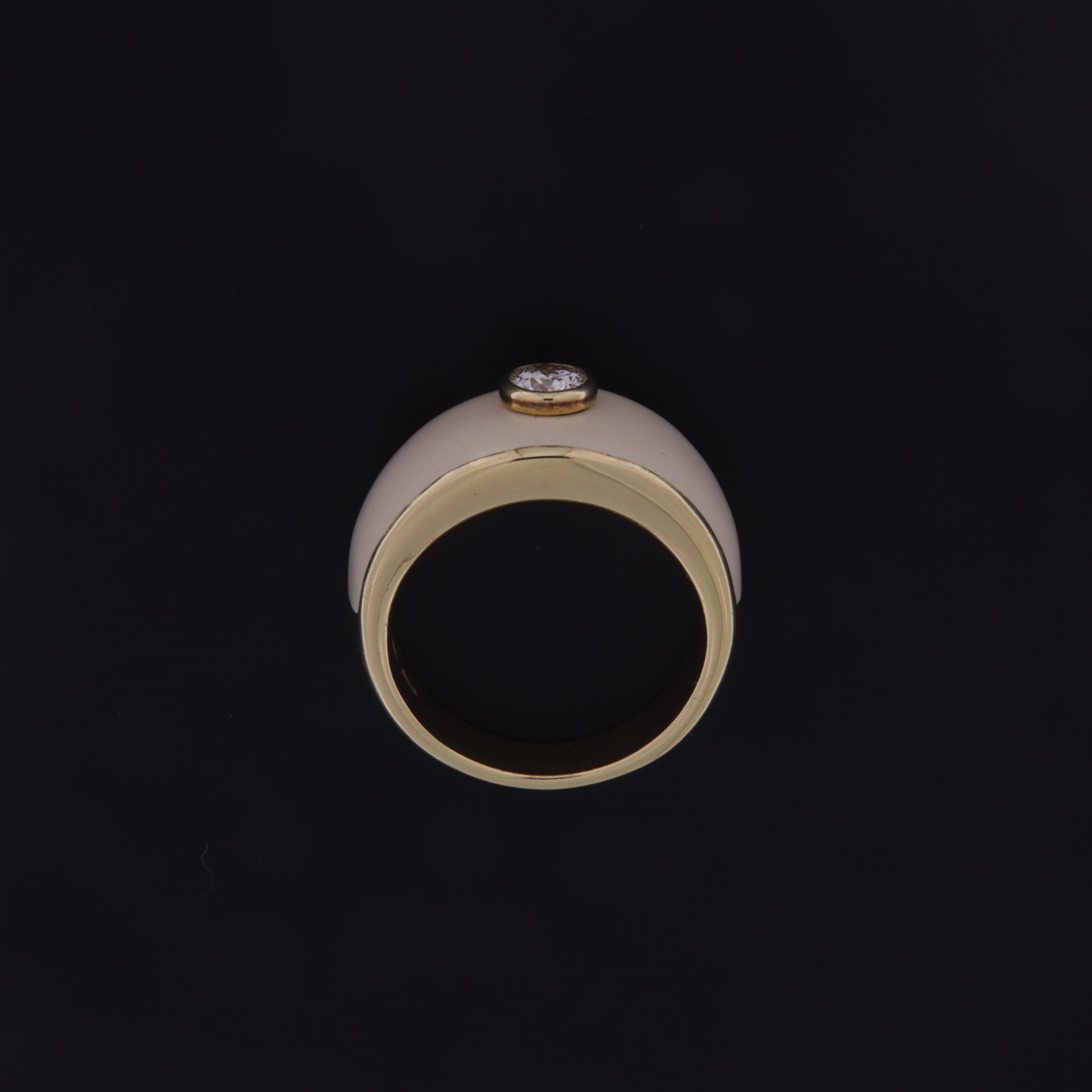 Taille brillant Bague solitaire en or jaune et émail avec brillant ct.0.42 en vente