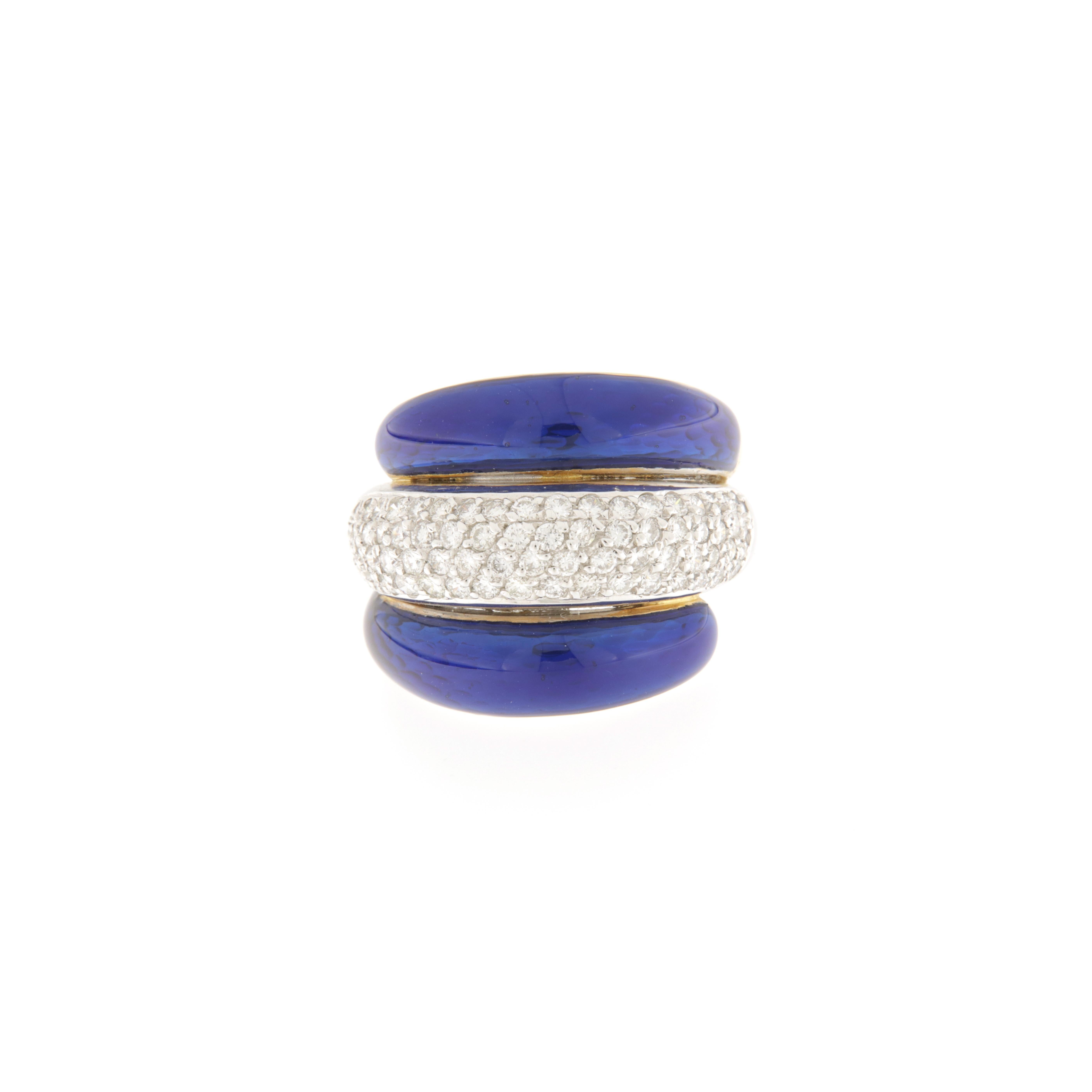 Band ring composed of bands, the central one of which has pave diamonds ct.0.85 and the side ones with blue enamel. The overall effect is very soft and enveloping. 