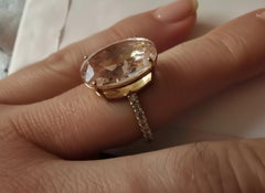 Handgefertigter Ring aus 18-Karat-Gold mit einem leuchtenden ovalen Kunzit und Diamanten