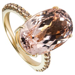 Handgefertigter Ring aus 18-Karat-Gold mit einem leuchtenden ovalen Kunzit und Diamanten