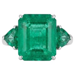Bague faite main en or 18 carats, sertie d'une émeraude rectangulaire et d'émeraudes taille trillio