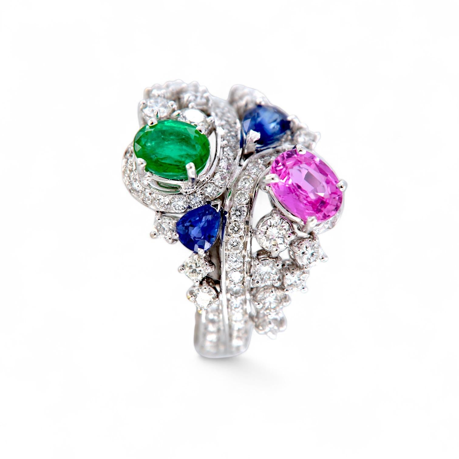 Artisan Bague en or blanc 18 carats faite à la main avec émeraude, saphirs et diamants en vente