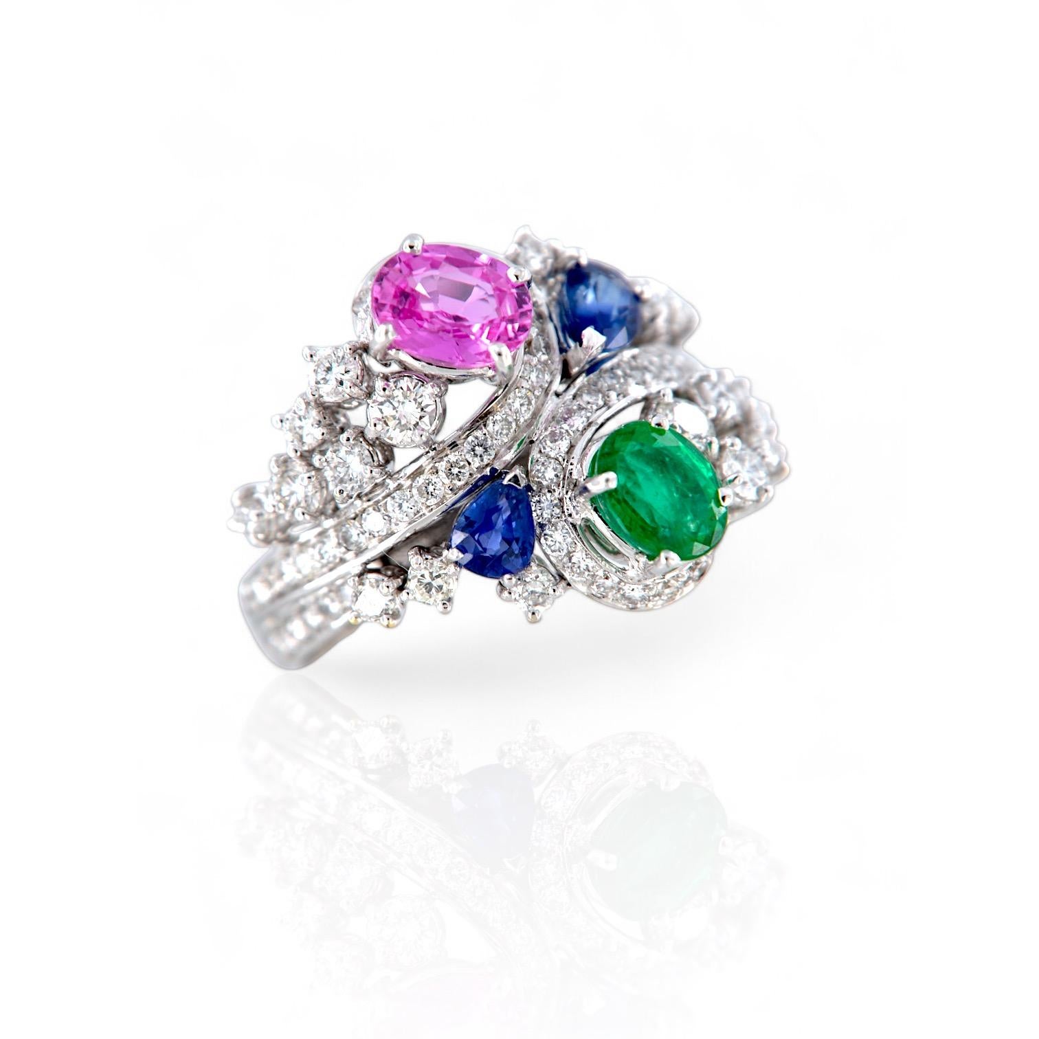 Oval Cut Bague en or blanc 18 carats faite à la main avec émeraude, saphirs et diamants en vente