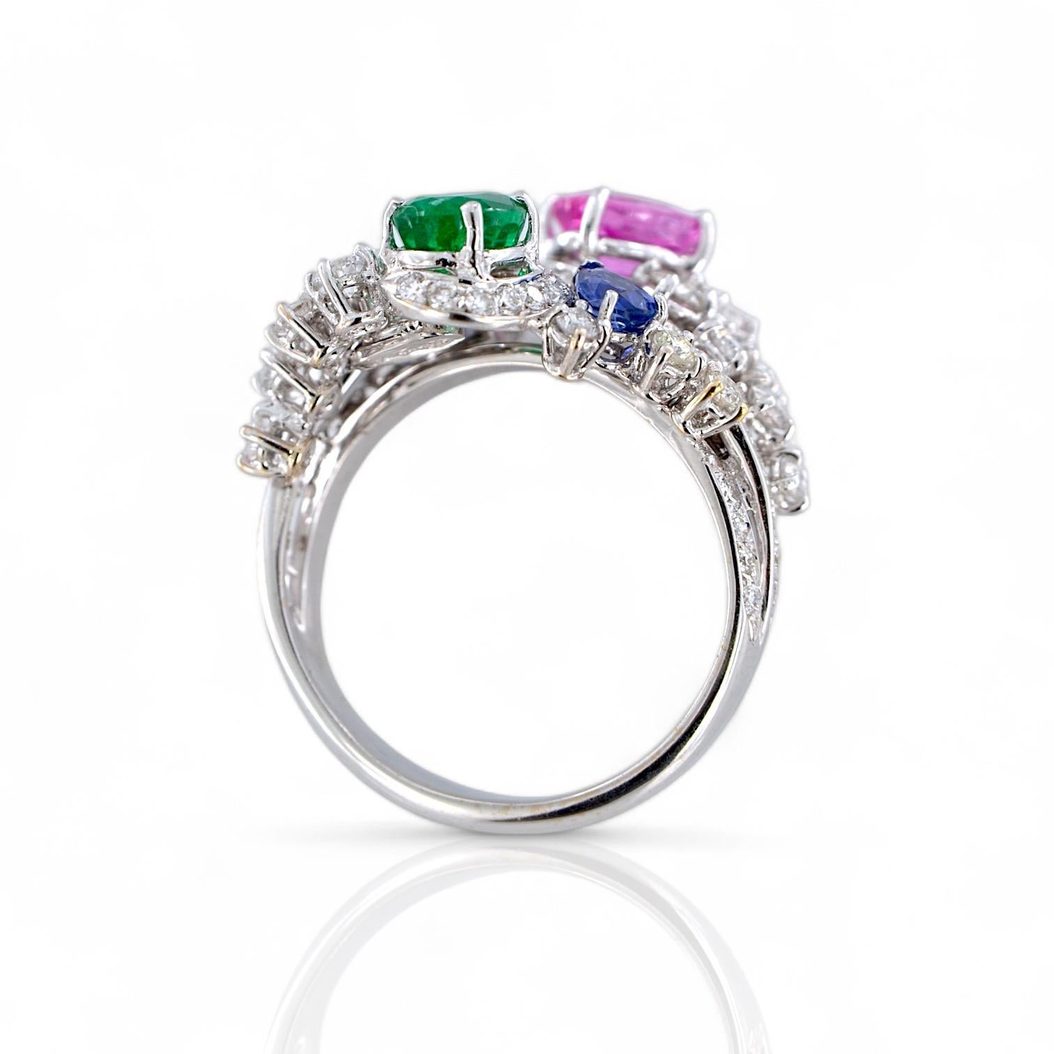 Bague en or blanc 18 carats faite à la main avec émeraude, saphirs et diamants Neuf - En vente à Vittoria, IT