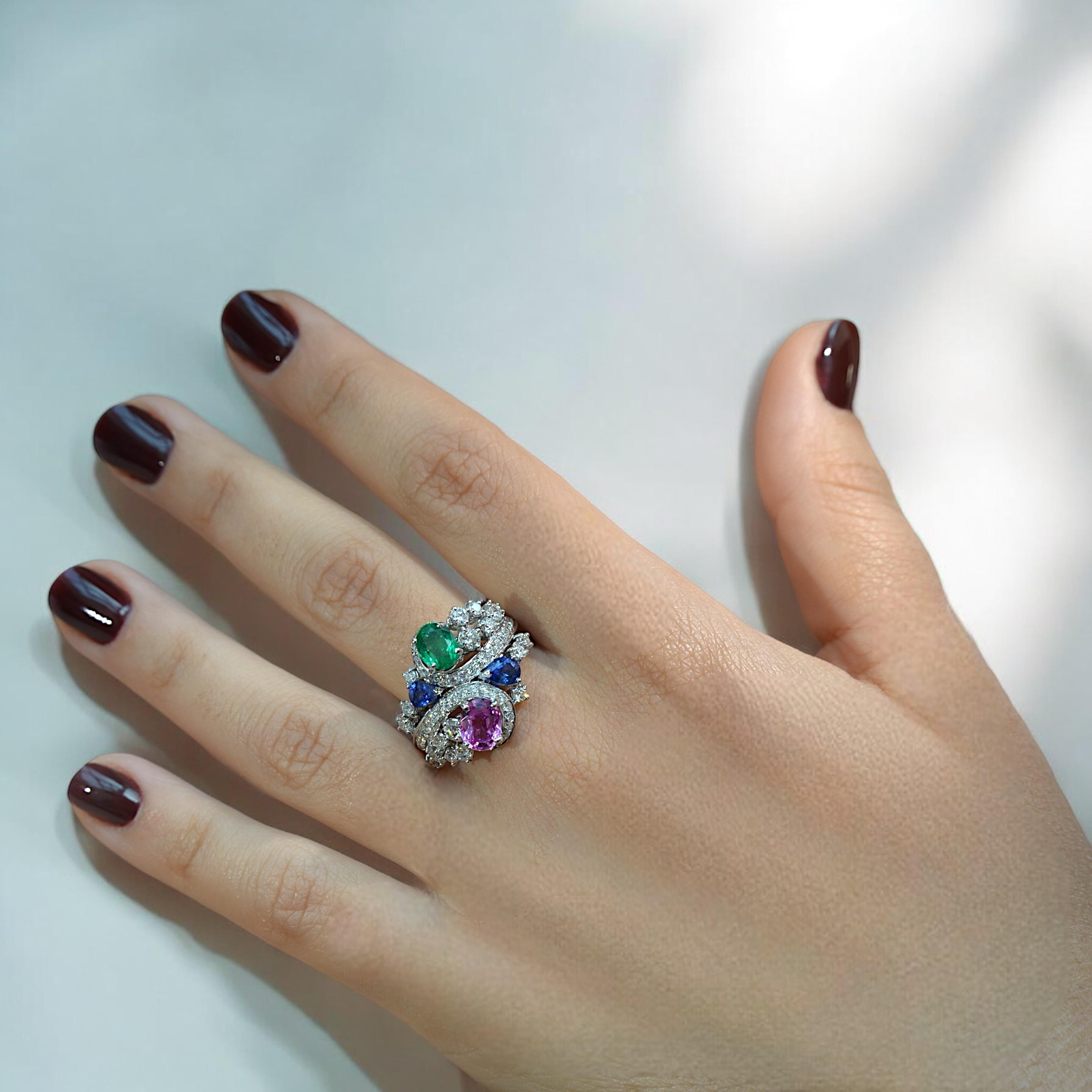 Bague en or blanc 18 carats faite à la main avec émeraude, saphirs et diamants en vente 1