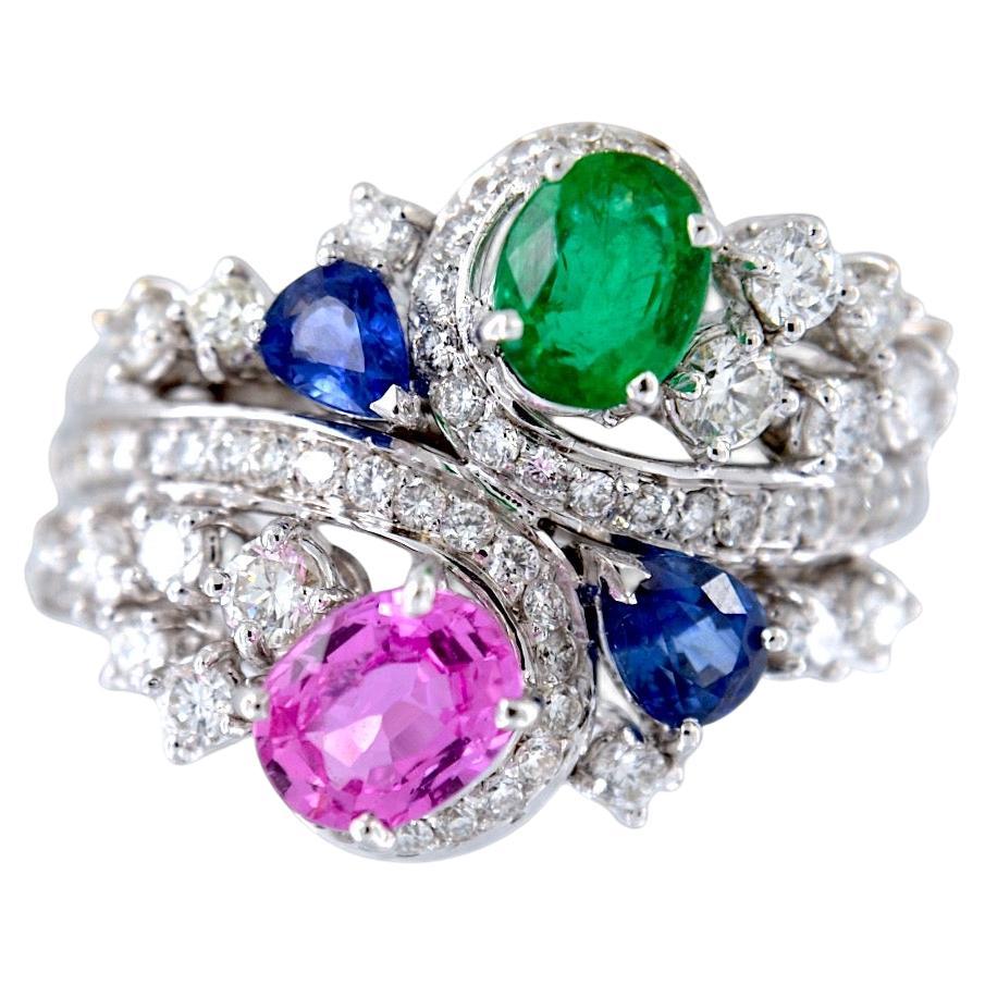 Bague en or blanc 18 carats faite à la main avec émeraude, saphirs et diamants en vente